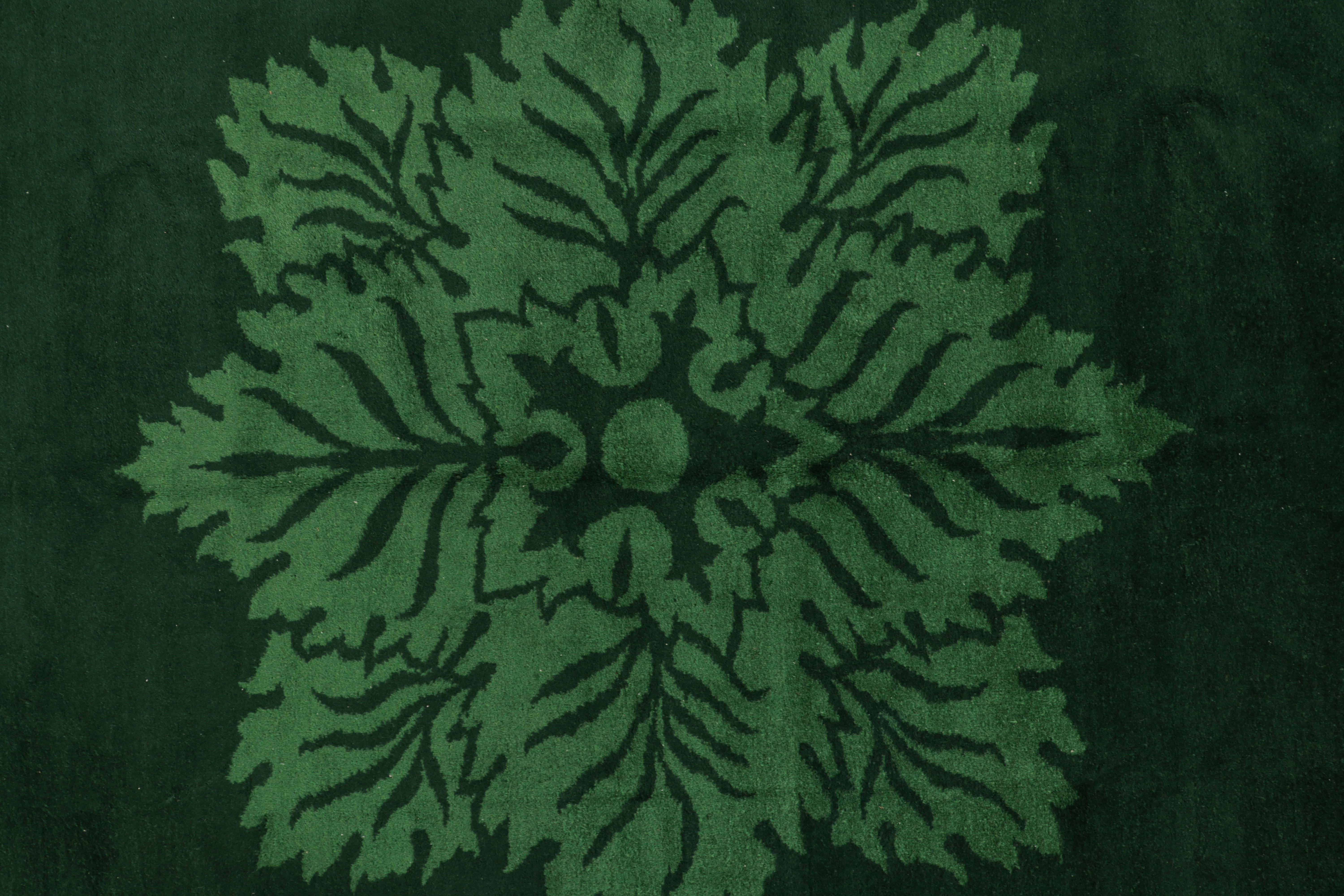 Alfombra vintage Zeki Müren con medallón floral verde, de Rug & Kilim Turco en venta