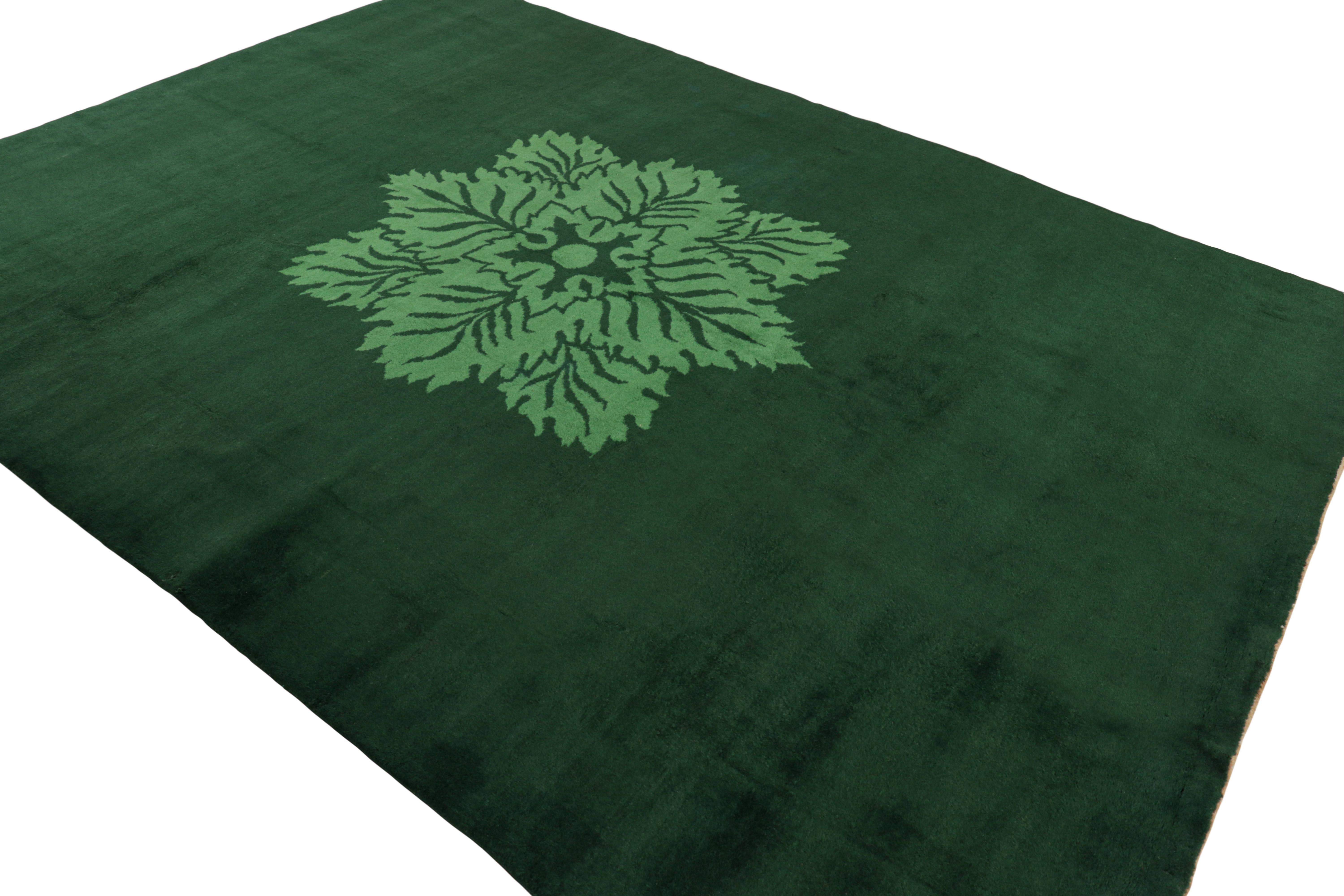 Alfombra vintage Zeki Müren con medallón floral verde, de Rug & Kilim Anudado a mano en venta