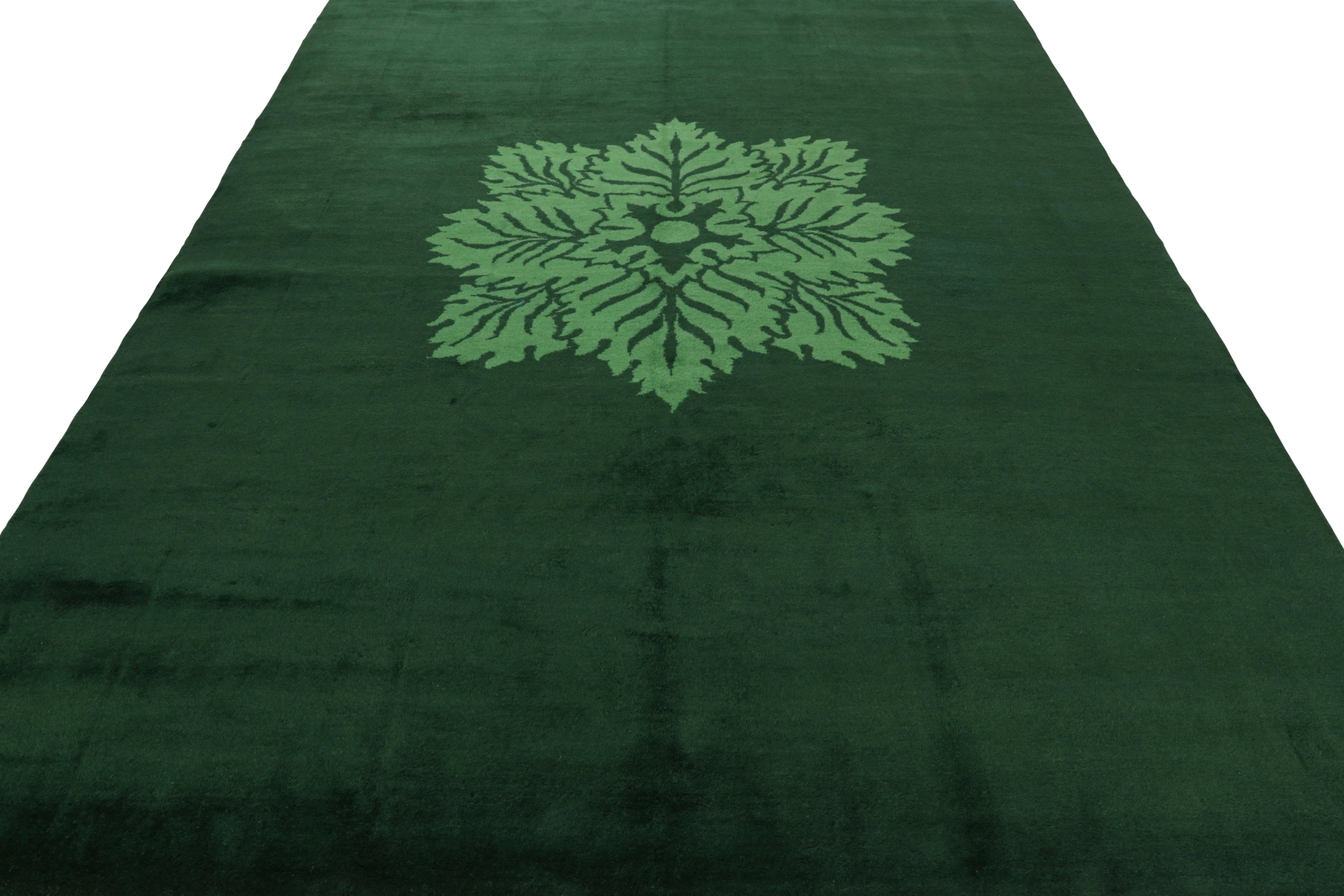Alfombra vintage Zeki Müren con medallón floral verde, de Rug & Kilim en Bueno estado para la venta en Long Island City, NY
