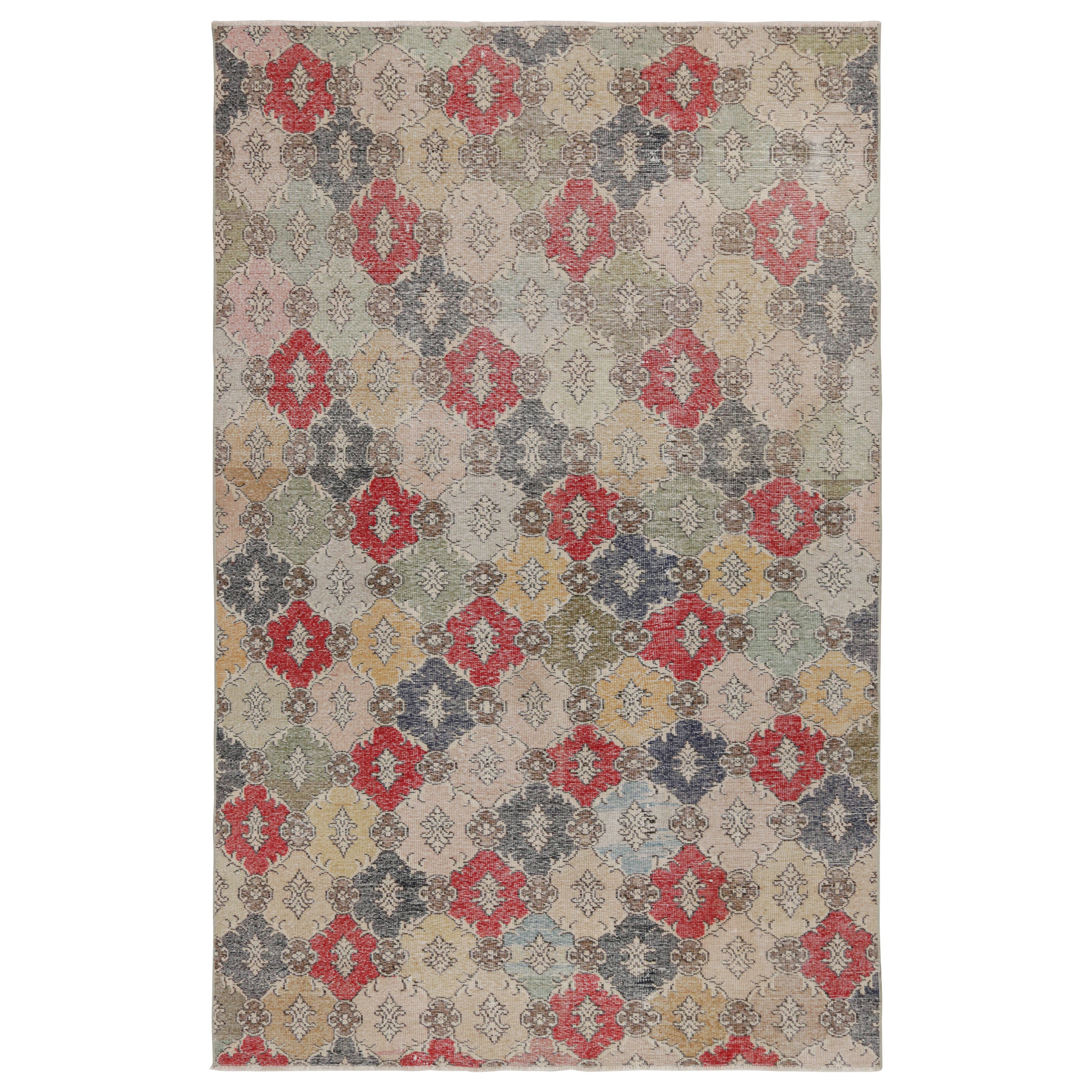 Tappeto vintage Zeki Müren con motivi geometrici in tonalità Jewell, da Rug & Kilim