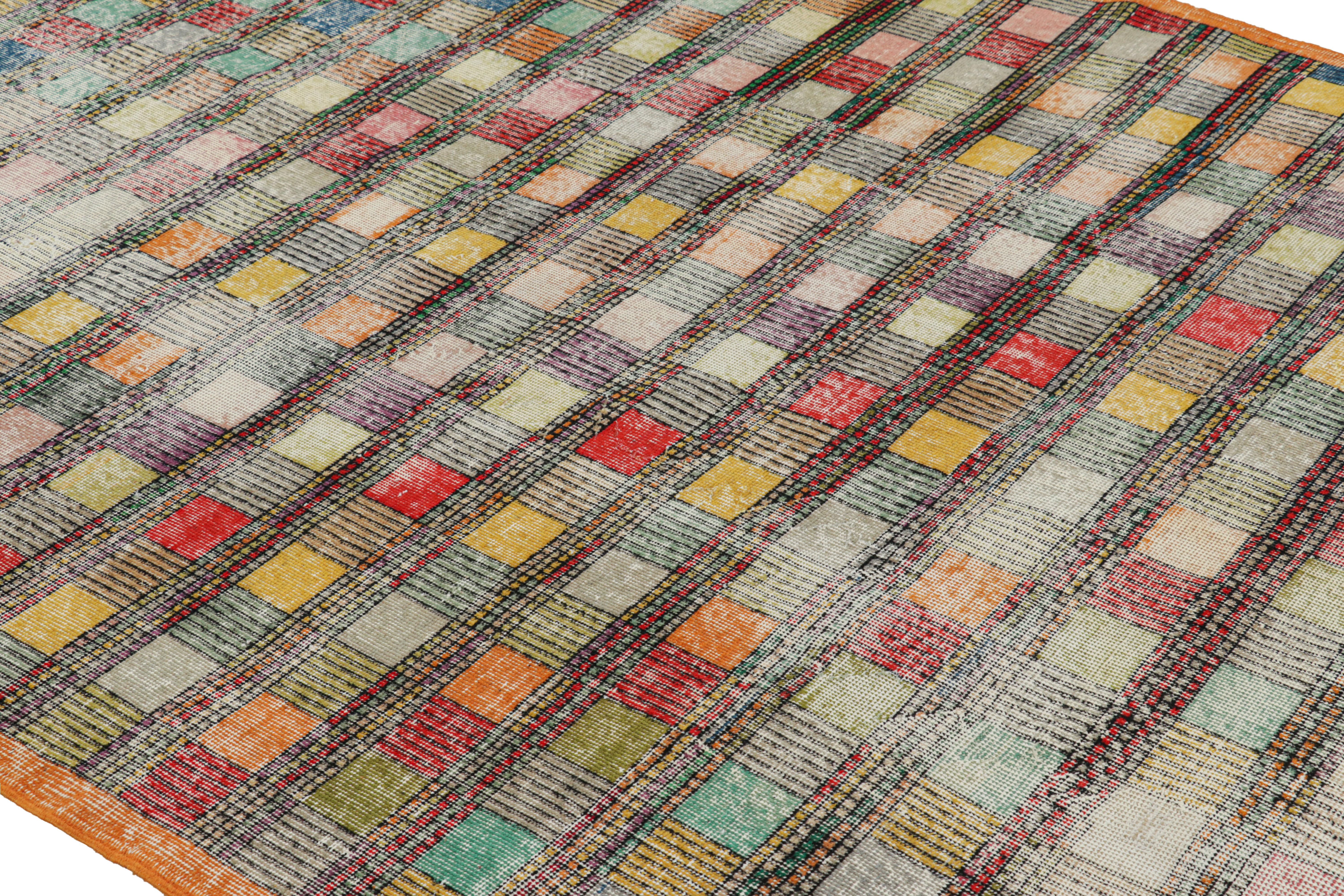 Dieser 6x10 große Vintage-Teppich aus handgeknüpfter Wolle (ca. 1960-1970) ist ein aufregendes neues Stück in der Mid-Century Pasha Collection'S von Rug & Kilim - eine seltene Kuration, die vermutlich von dem türkischen Künstler und der Ikone Zeki