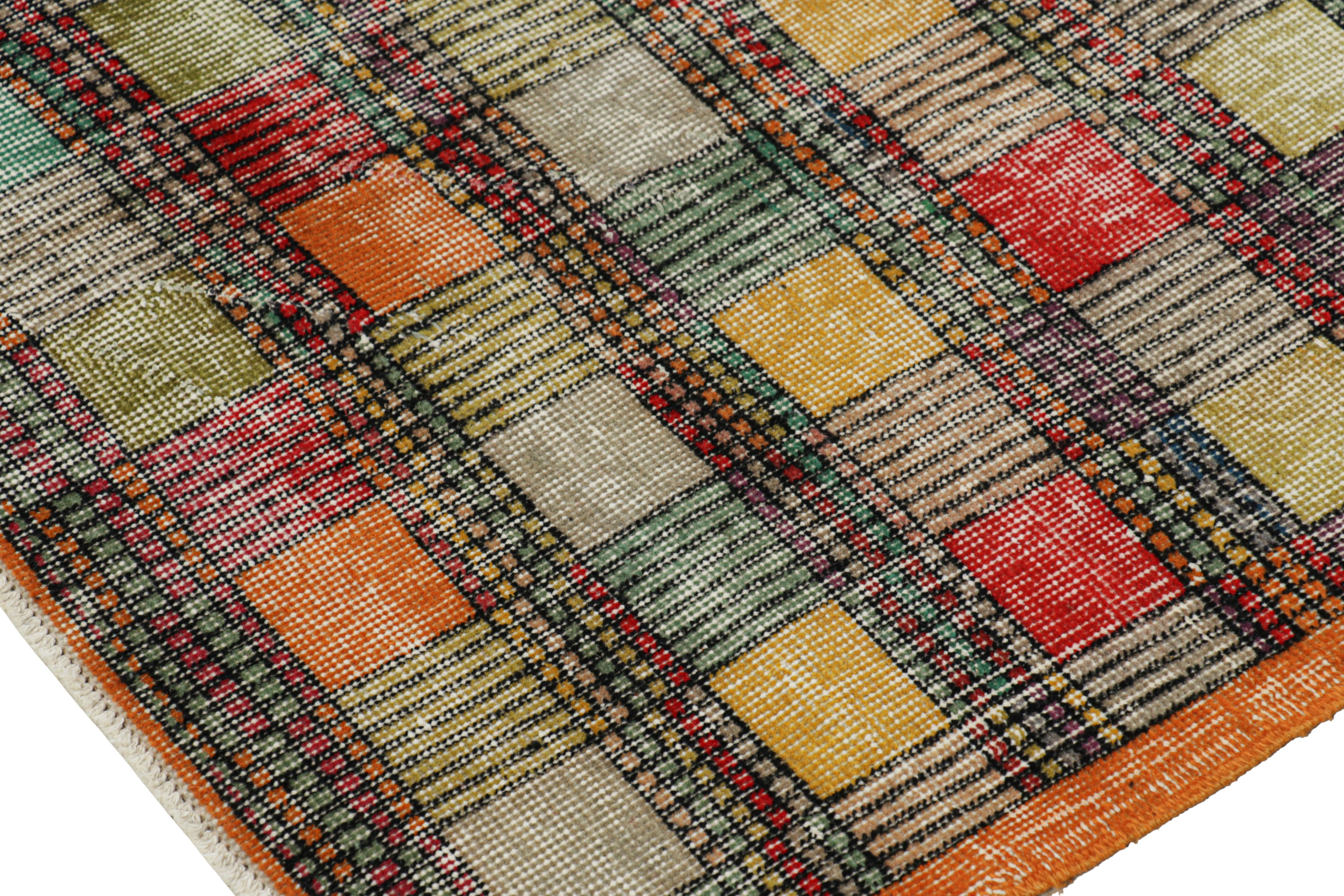 Vintage Zeki Müren Teppich mit mehrfarbigem, geometrischem Muster  Rug & Kilim (Türkisch) im Angebot