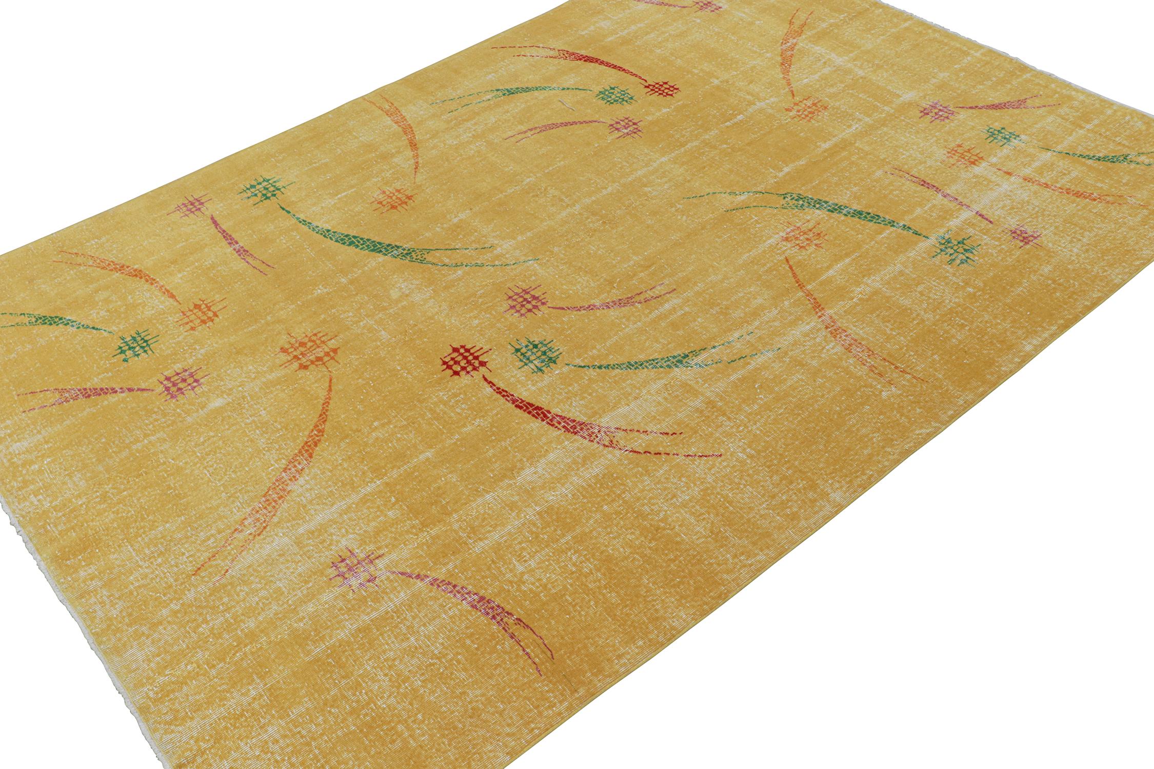 Vintage Zeki Müren Teppich mit Senffeld und geometrischen Mustern von Rug & Kilim (Art déco) im Angebot