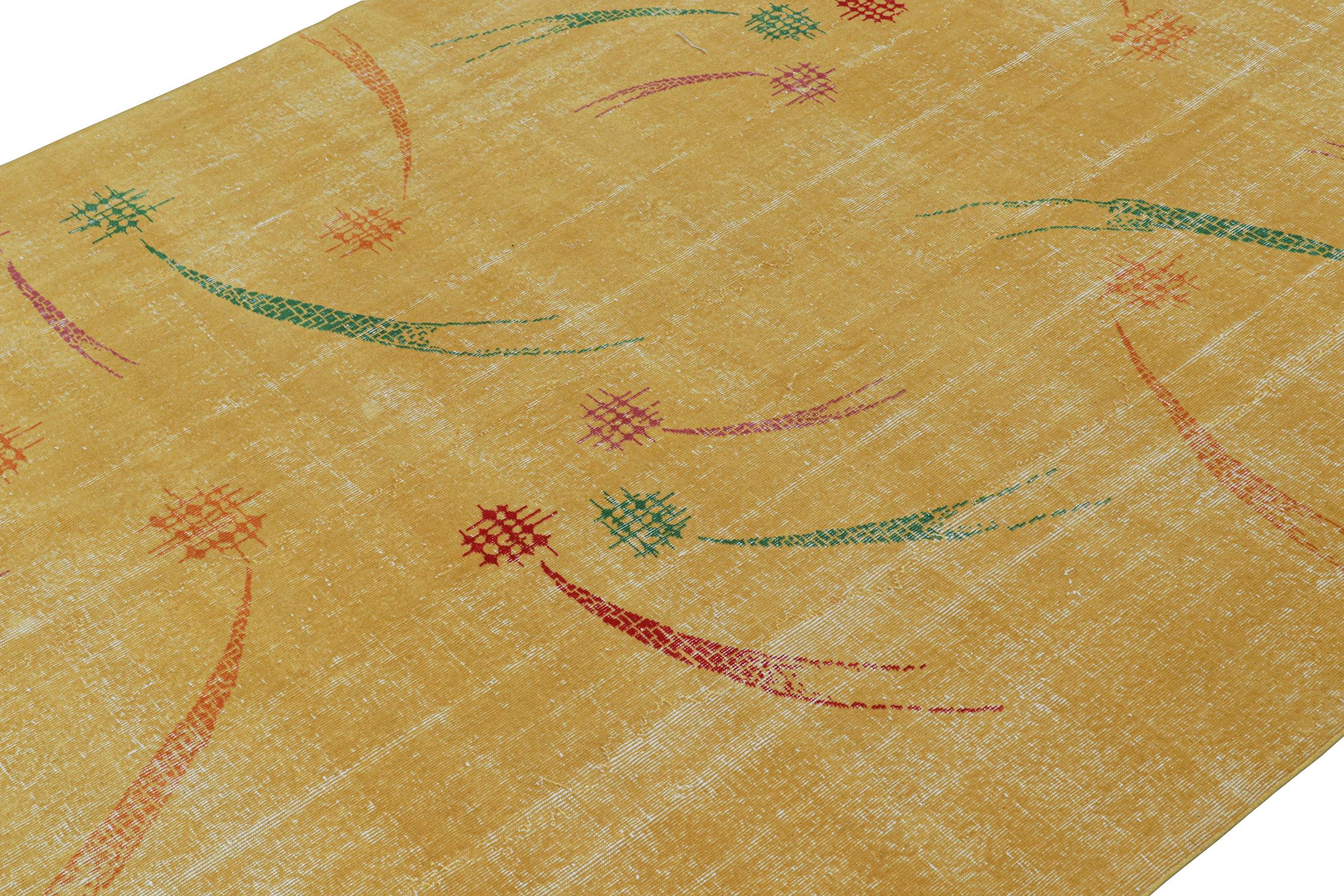 Vintage Zeki Müren Teppich mit Senffeld und geometrischen Mustern von Rug & Kilim (Türkisch) im Angebot