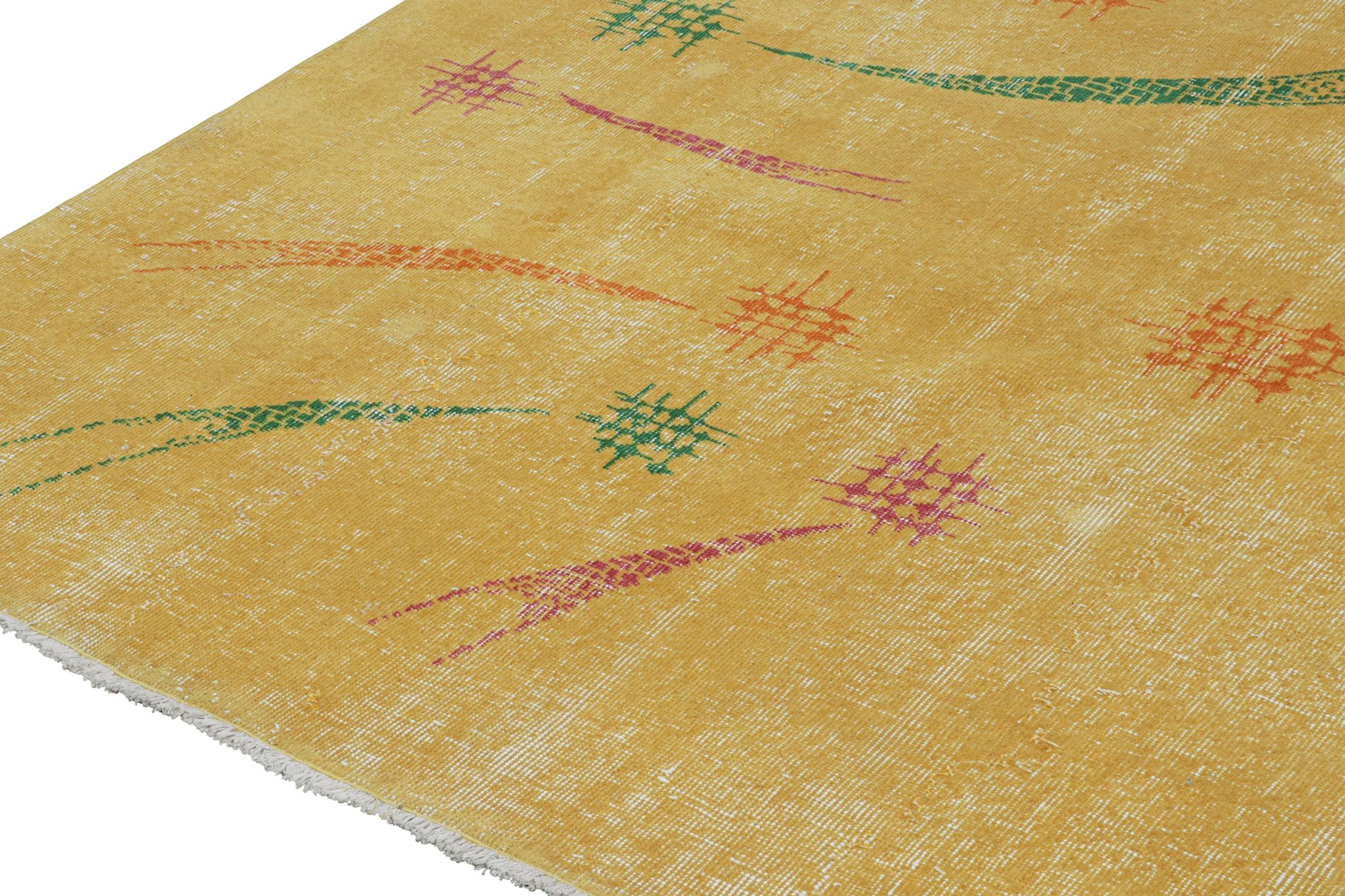 Vintage Zeki Müren Teppich mit Senffeld und geometrischen Mustern von Rug & Kilim (Handgeknüpft) im Angebot