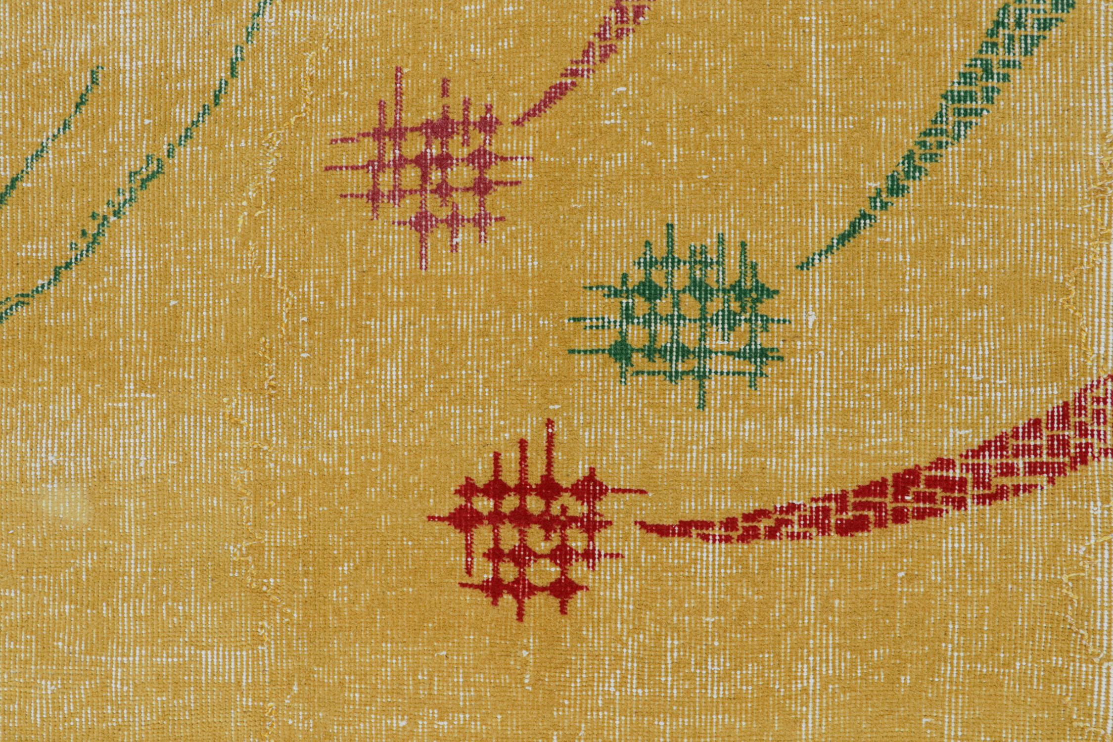 Vintage Zeki Müren Teppich mit Senffeld und geometrischen Mustern von Rug & Kilim im Zustand „Gut“ im Angebot in Long Island City, NY