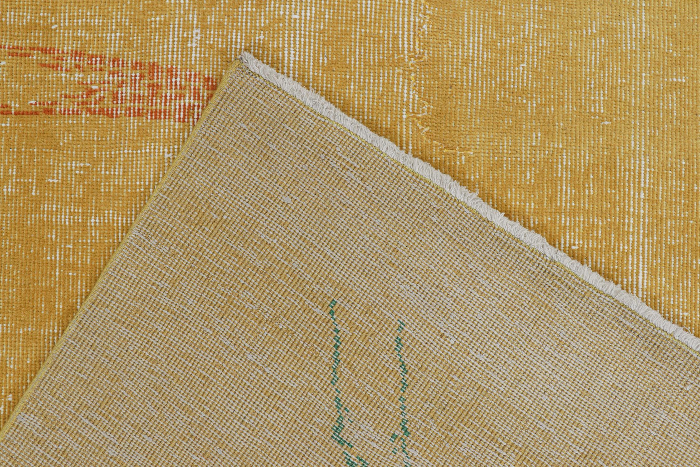 Vintage Zeki Müren Teppich mit Senffeld und geometrischen Mustern von Rug & Kilim (Mitte des 20. Jahrhunderts) im Angebot