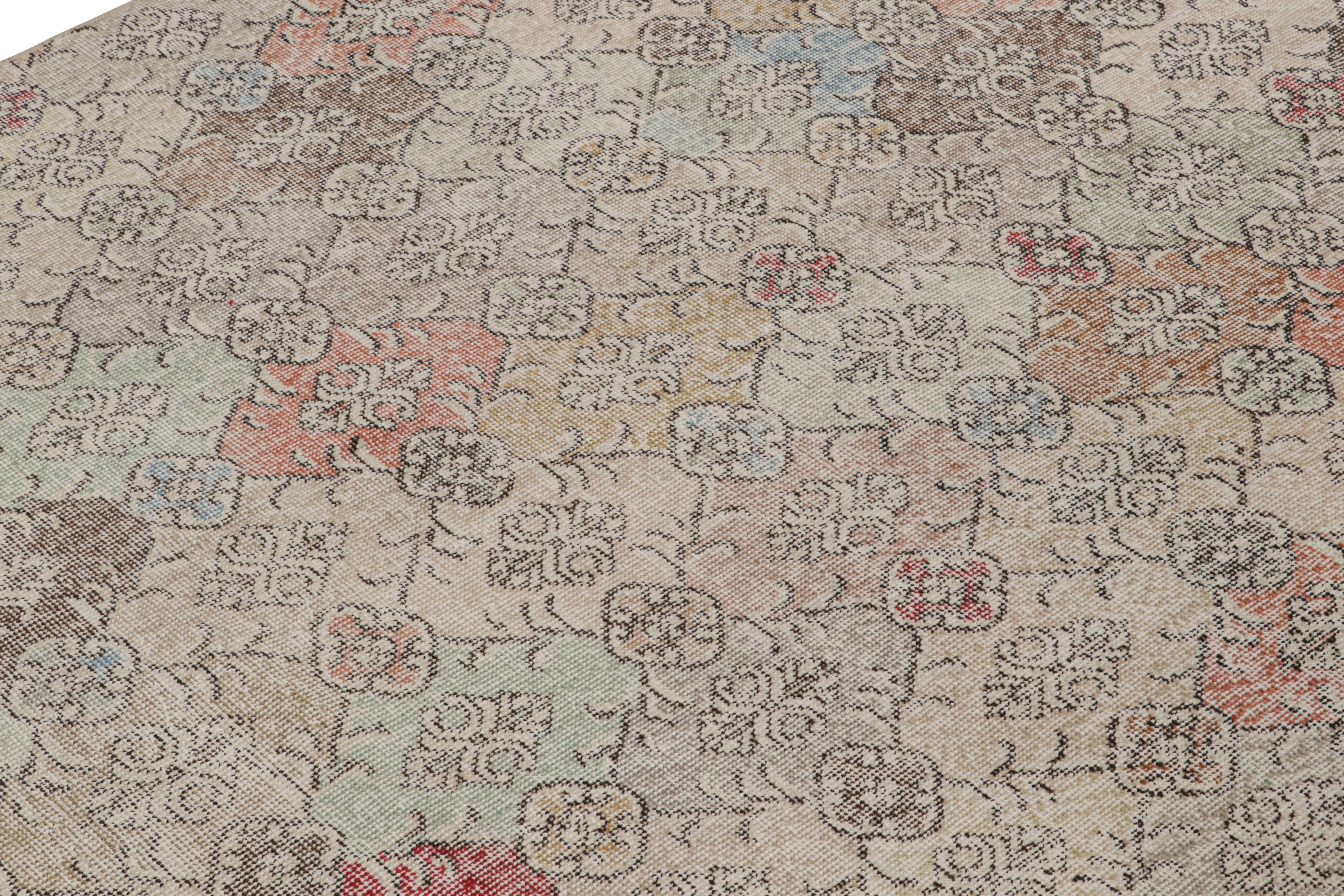 Vintage Zeki Müren Teppich mit pastellfarbenen geometrischen Mustern, von Rug & Kilim (Türkisch) im Angebot