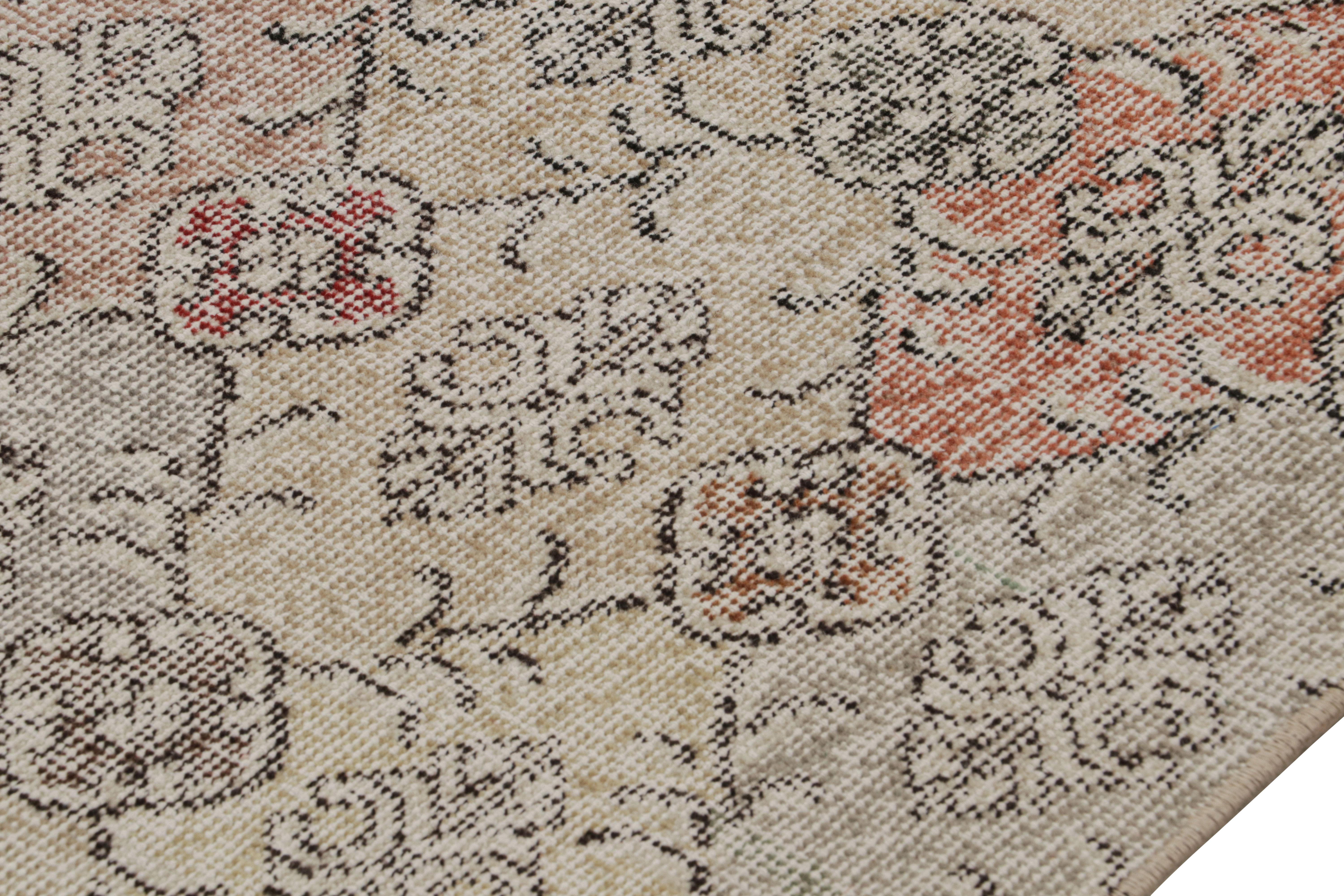 Vintage Zeki Müren Teppich mit pastellfarbenen geometrischen Mustern, von Rug & Kilim (Handgeknüpft) im Angebot