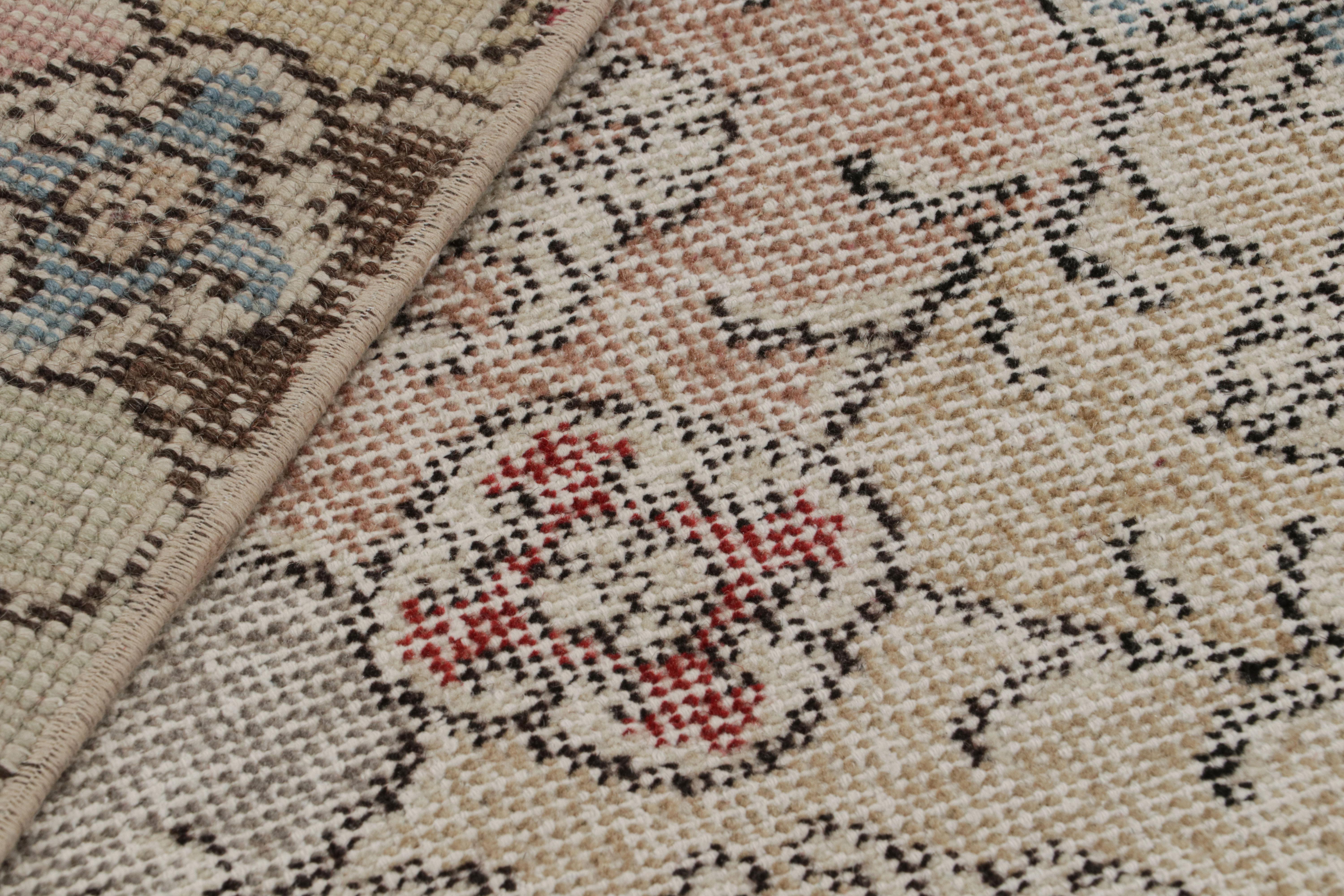 Vintage Zeki Müren Teppich mit pastellfarbenen geometrischen Mustern, von Rug & Kilim (Mitte des 20. Jahrhunderts) im Angebot