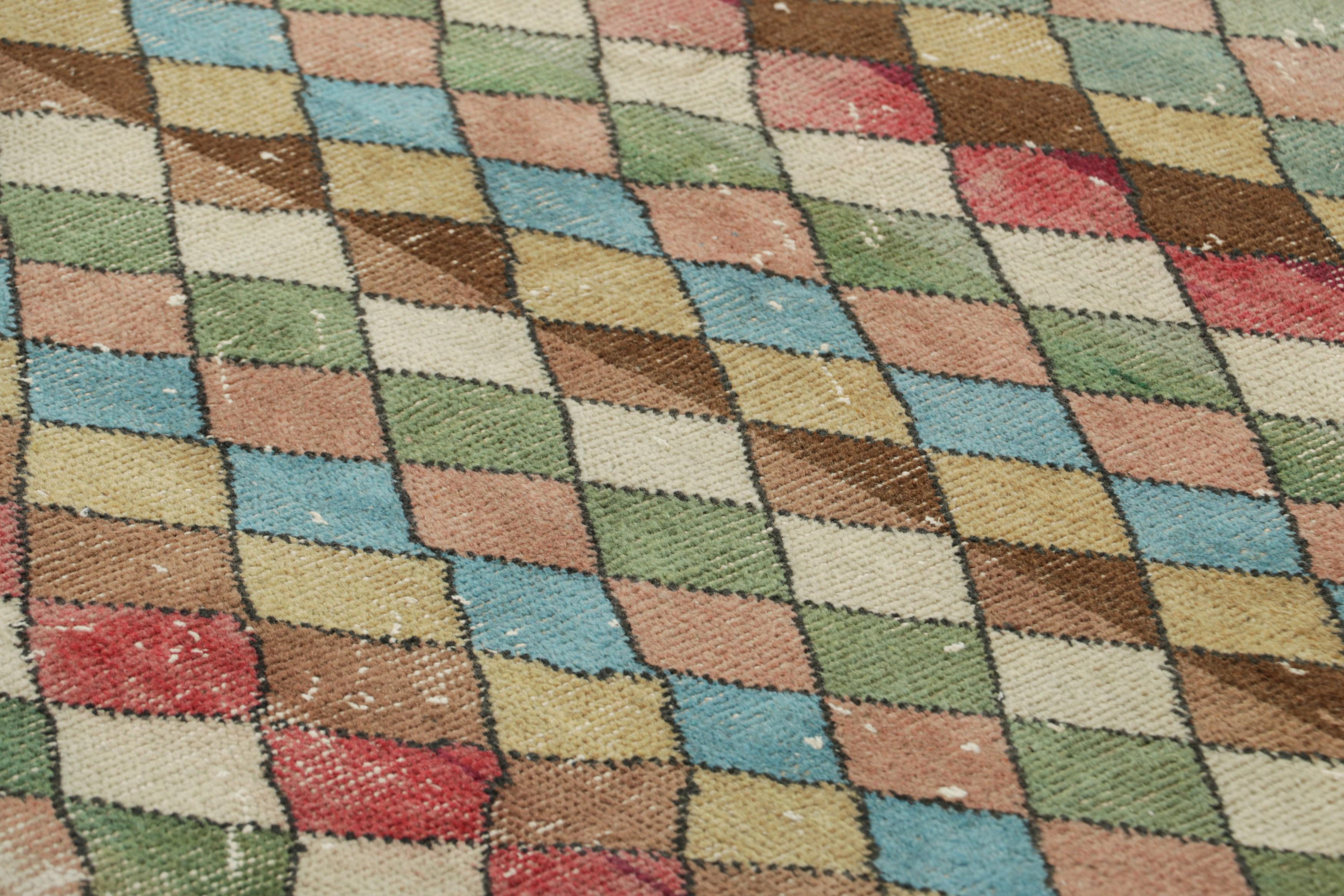 Das aus handgeknüpfter Wolle gefertigte 5x8 cm große Stück stammt aus der Türkei und wurde um 1960-1970 hergestellt.  Der Vintage-Teppich ist ein aufregendes neues Stück in der Mid-Century Pasha Collection'S von Rug & Kilim - eine seltene Kuration,