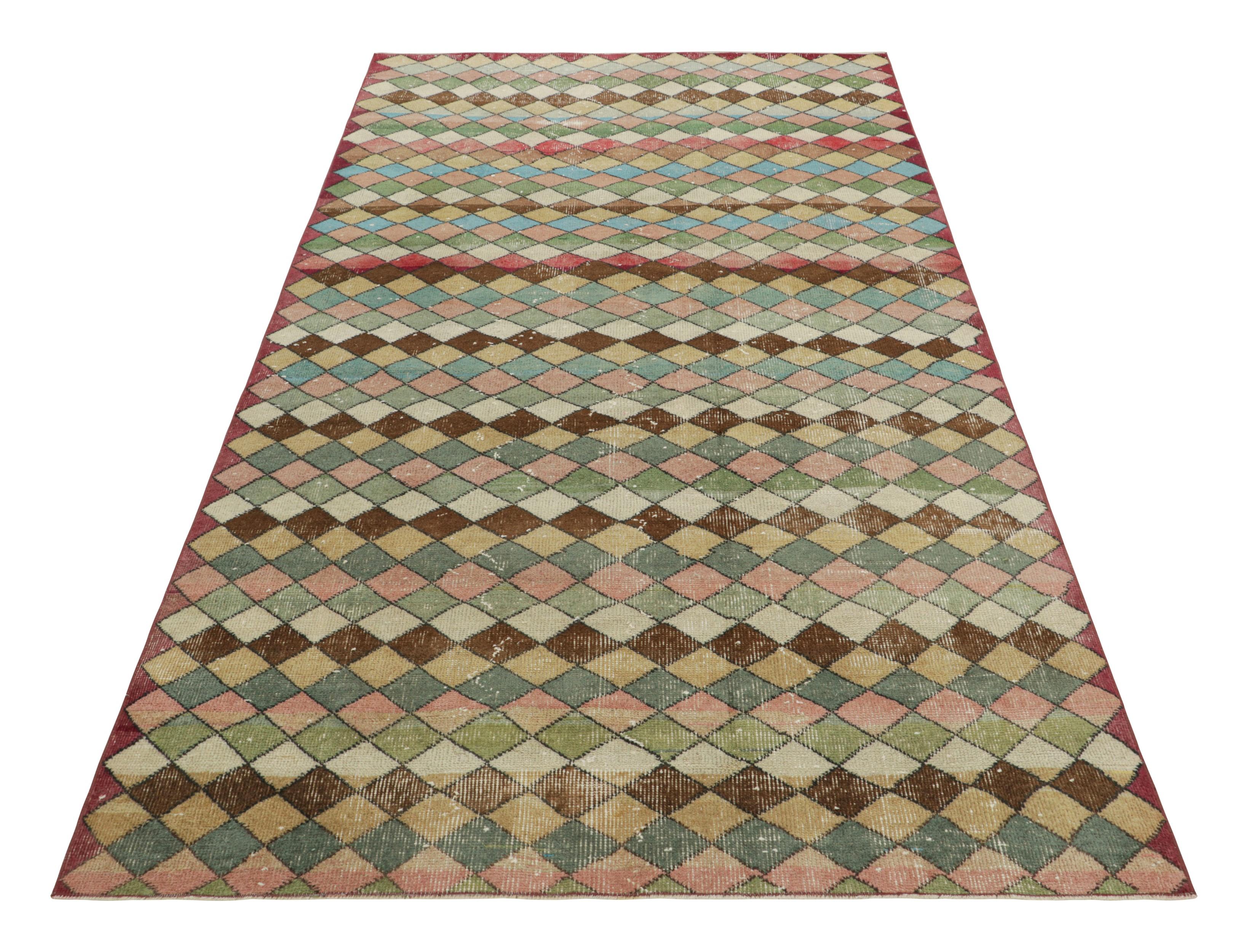 Vintage Zeki Müren Rug with Polychromatic Diamond Pattern  Rug & Kilim im Zustand „Gut“ im Angebot in Long Island City, NY