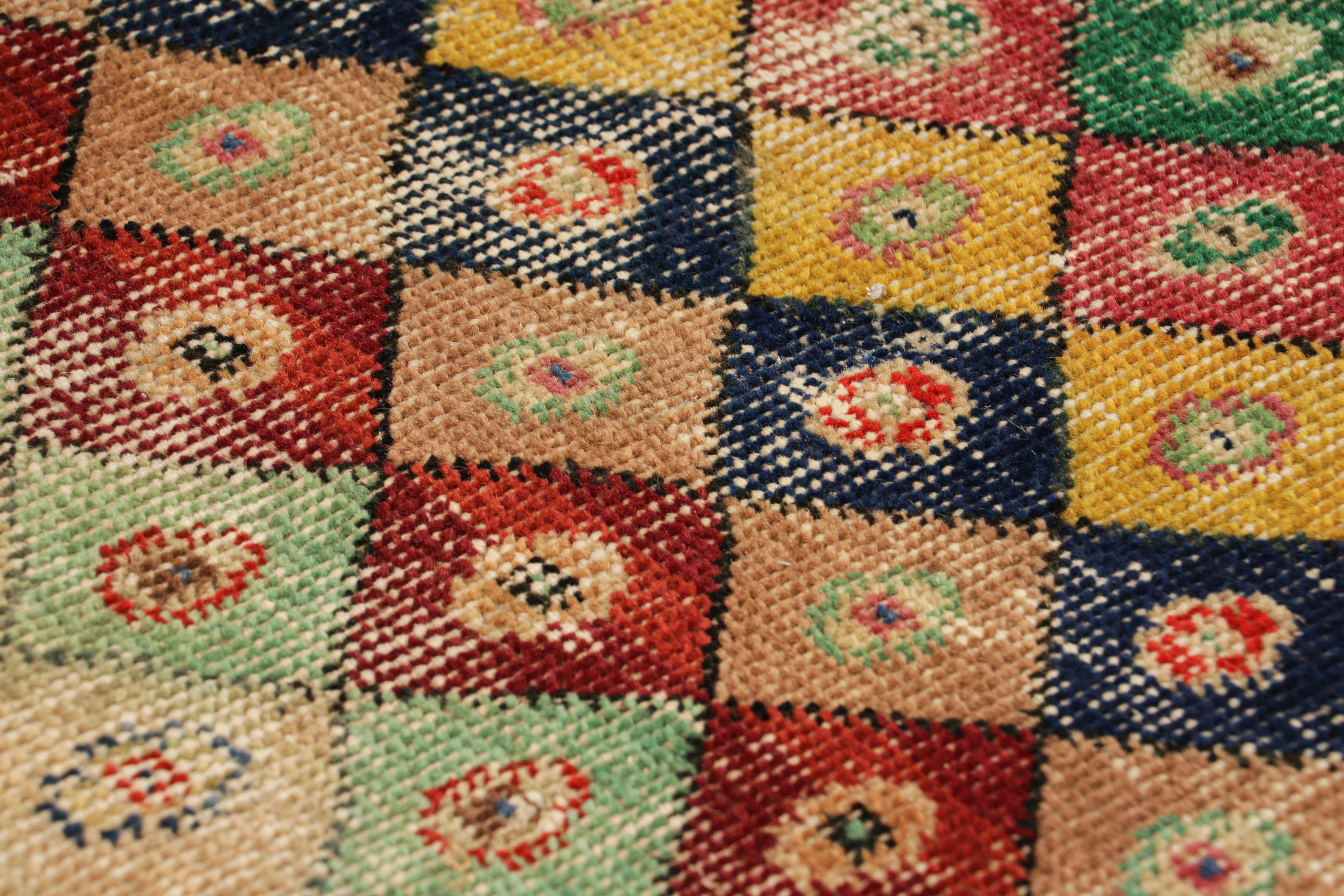 Annodato a mano in lana e proveniente dalla Turchia intorno al 1960-1970, questo tappeto vintage 2x3 di Zeki Müren è un'aggiunta unica alla Rug & Kilim Collection'S per la sua ampia gamma di colori e i motivi geometrici a rombi che lo attraversano.