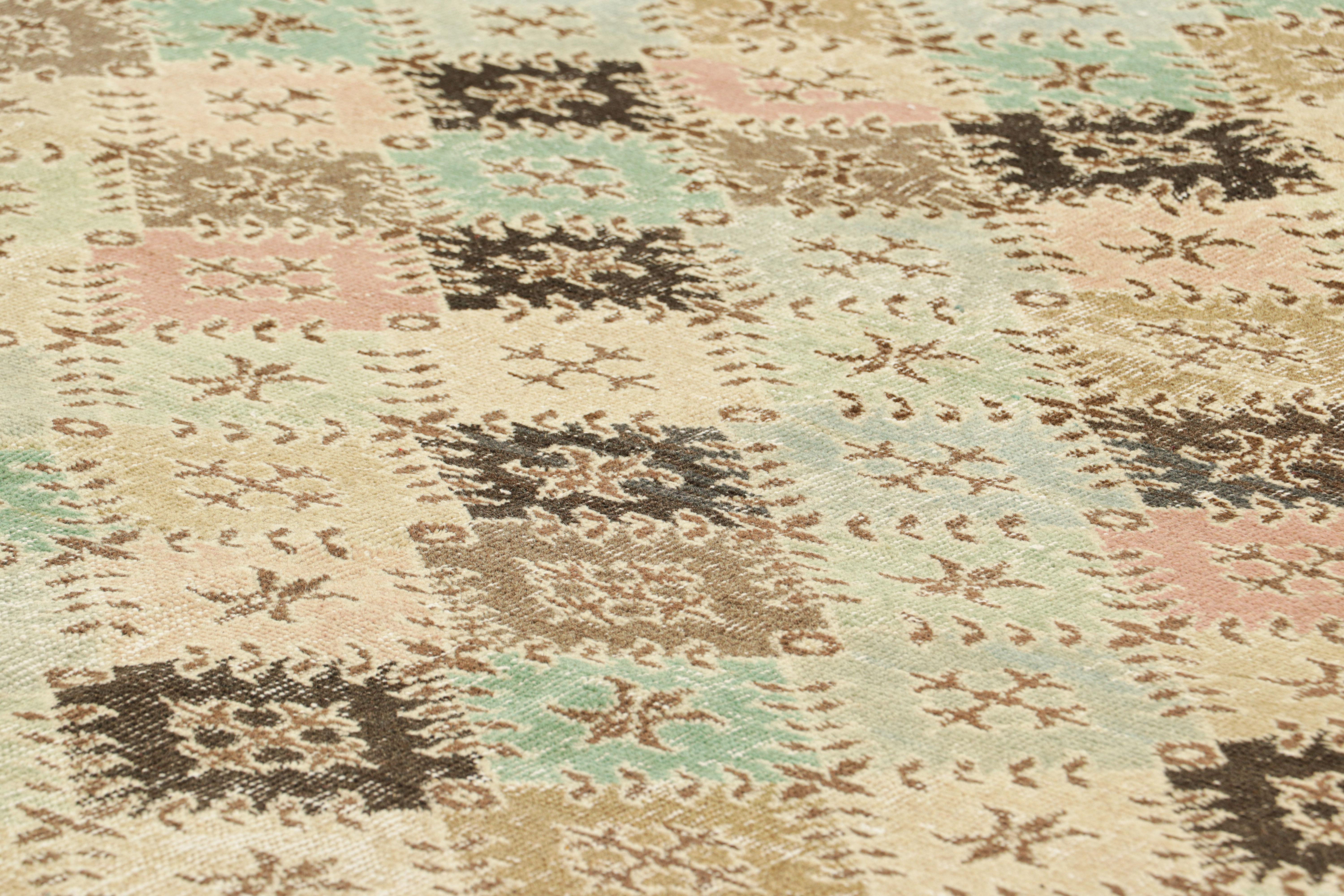 Dieser 6x9 große, handgeknüpfte Wollteppich aus der Türkei (ca. 1960-1970) von Zeki Müren ist eine einzigartige Ergänzung der Rug & Kilim Collection'S. Er besticht durch seine breite Palette an Pastellfarben und rautenförmigen, geometrischen Mustern