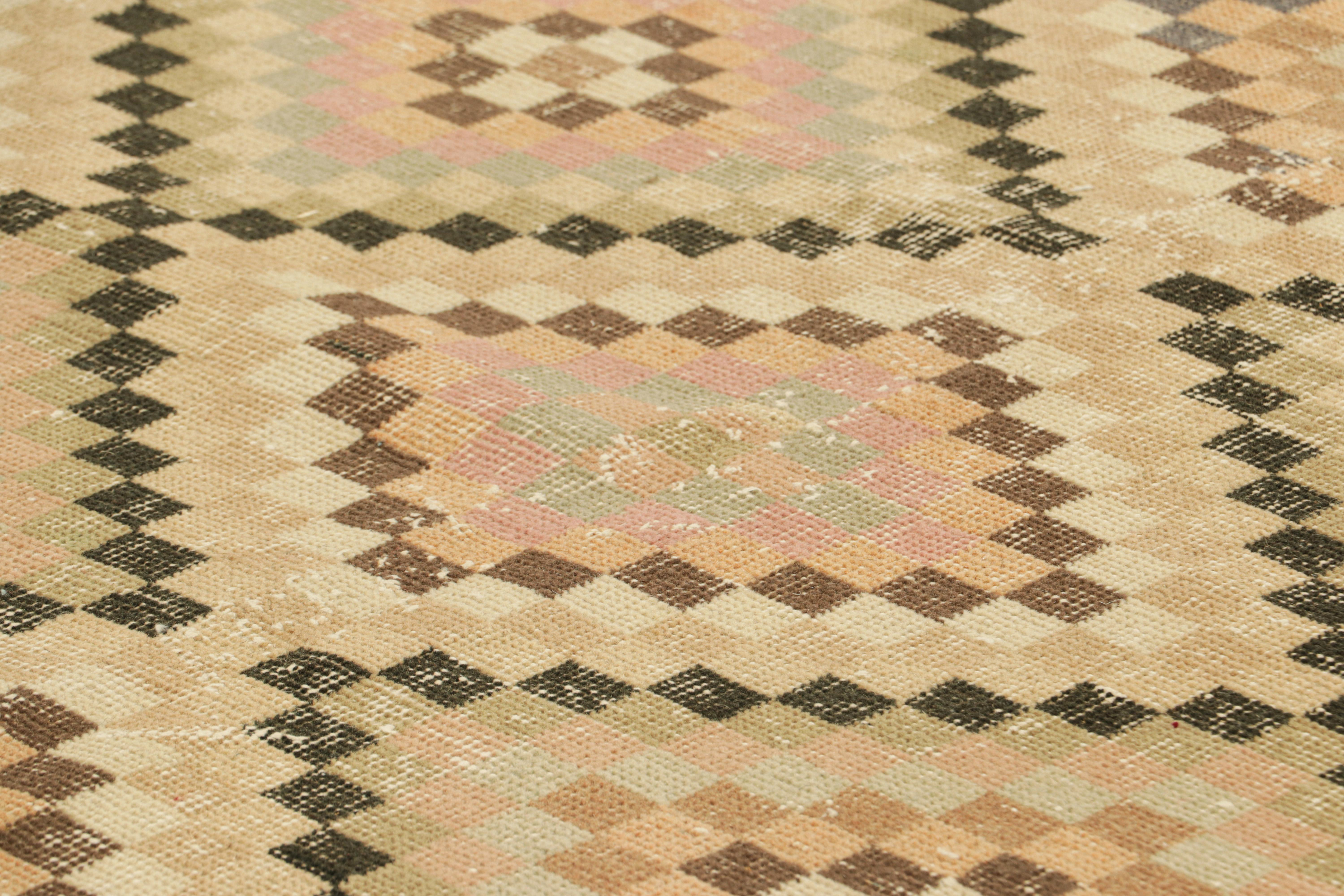 Annodato a mano in lana e proveniente dalla Turchia intorno al 1960-1970, questo tappeto vintage Zeki Müren 4x7 è un'aggiunta unica alla Rug & Kilim Collection'S per la sua ampia gamma di colori pastello e i motivi geometrici a rombi che lo