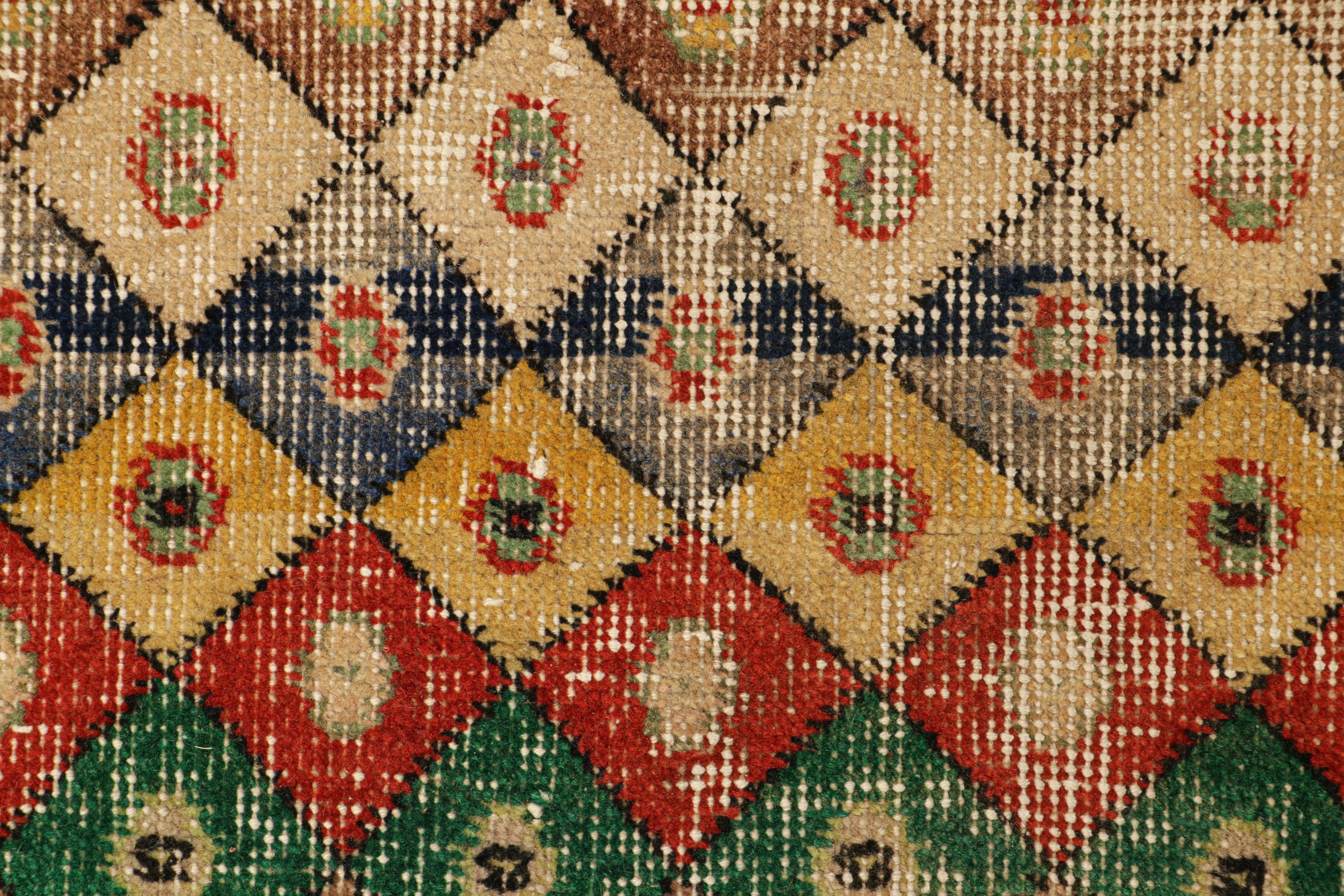 Turco Tappeto Zeki Müren d'epoca con motivi a diamante policromi, da Rug & Kilim in vendita