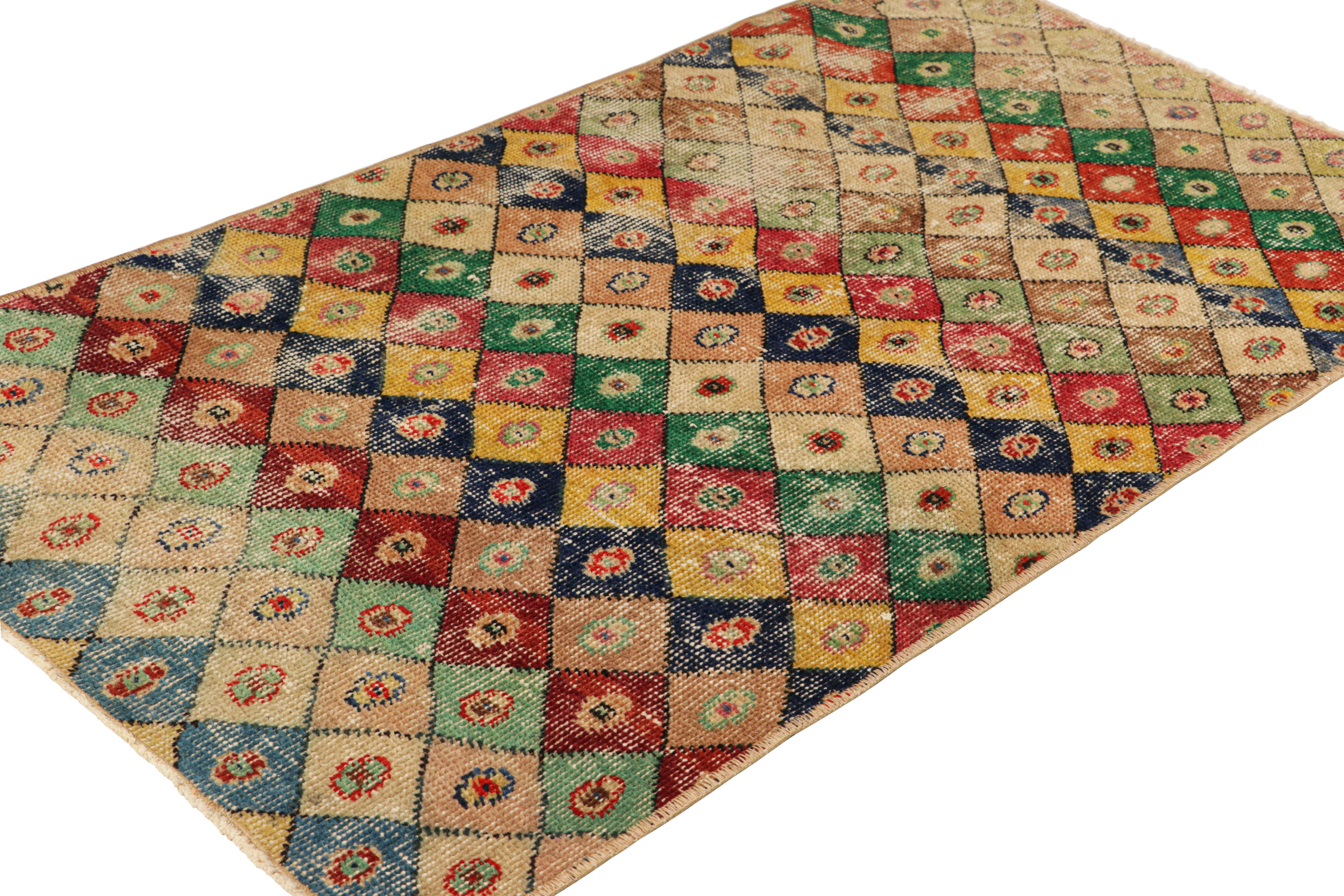 Annodato a mano Tappeto Zeki Müren d'epoca con motivi a diamante policromi, da Rug & Kilim in vendita