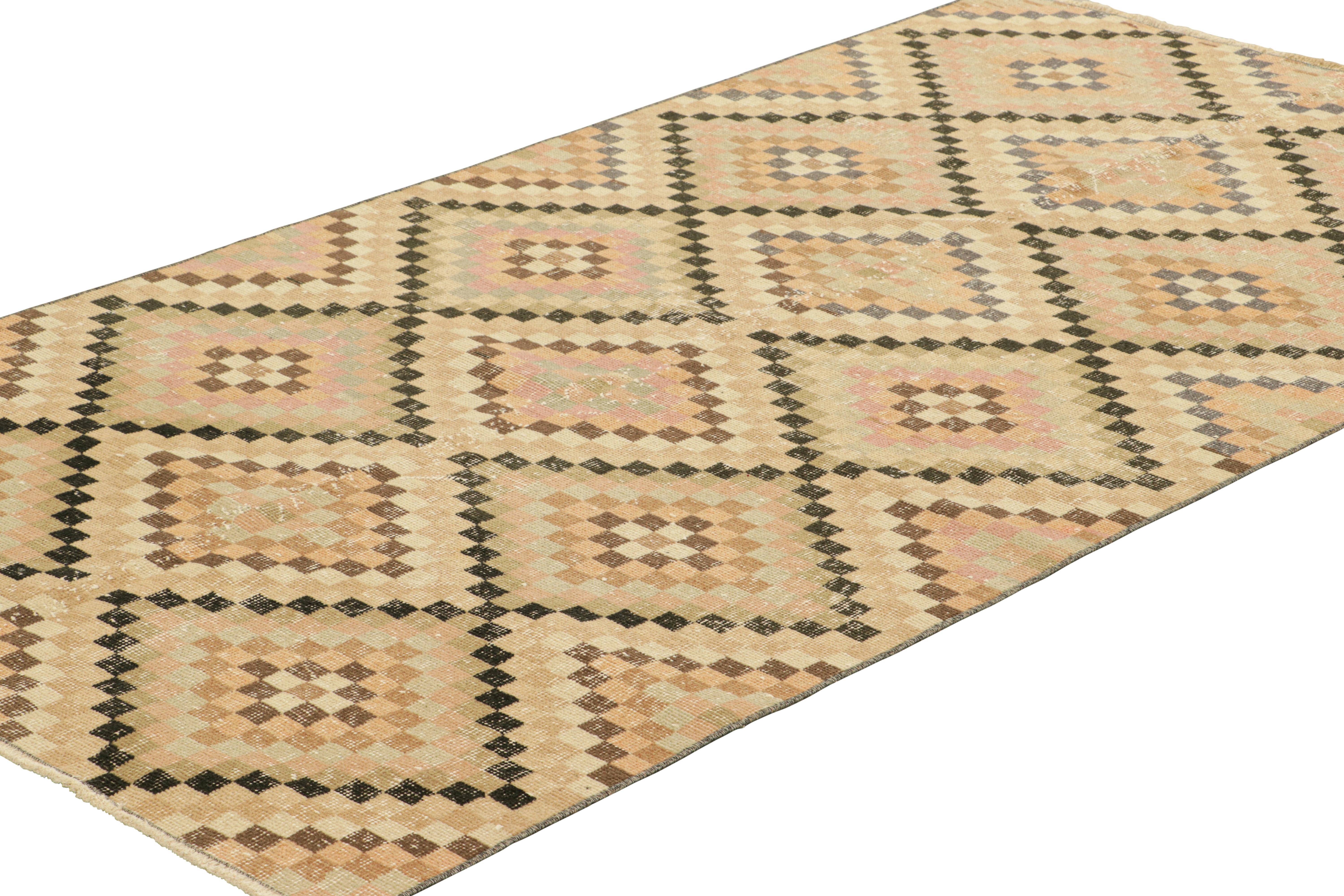 Annodato a mano Tappeto Zeki Müren d'epoca con motivi a diamante policromi, da Rug & Kilim in vendita