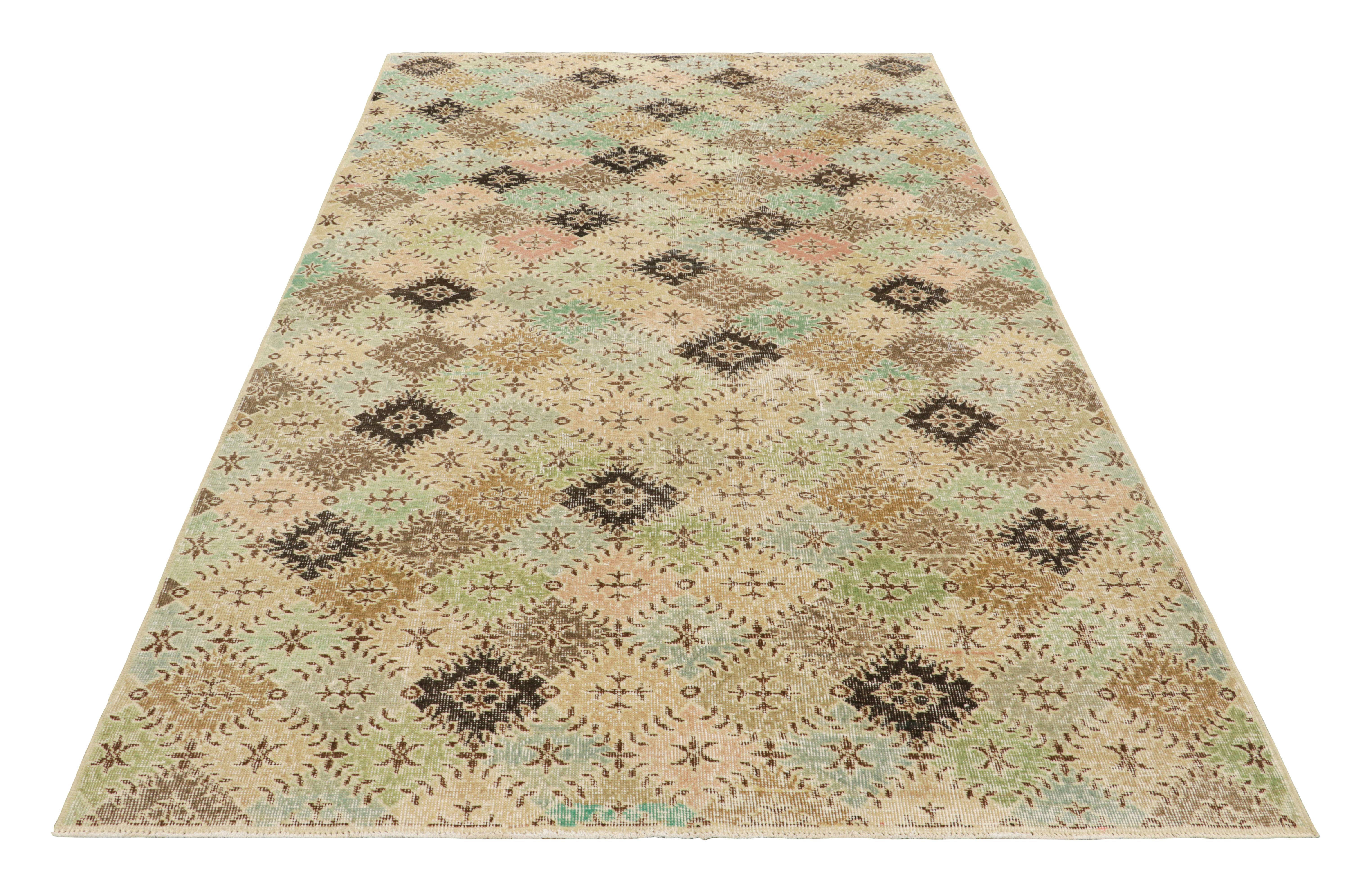 Vintage Zeki Müren Teppich mit polychromen Rautenmustern, von Rug & Kilim im Zustand „Gut“ im Angebot in Long Island City, NY