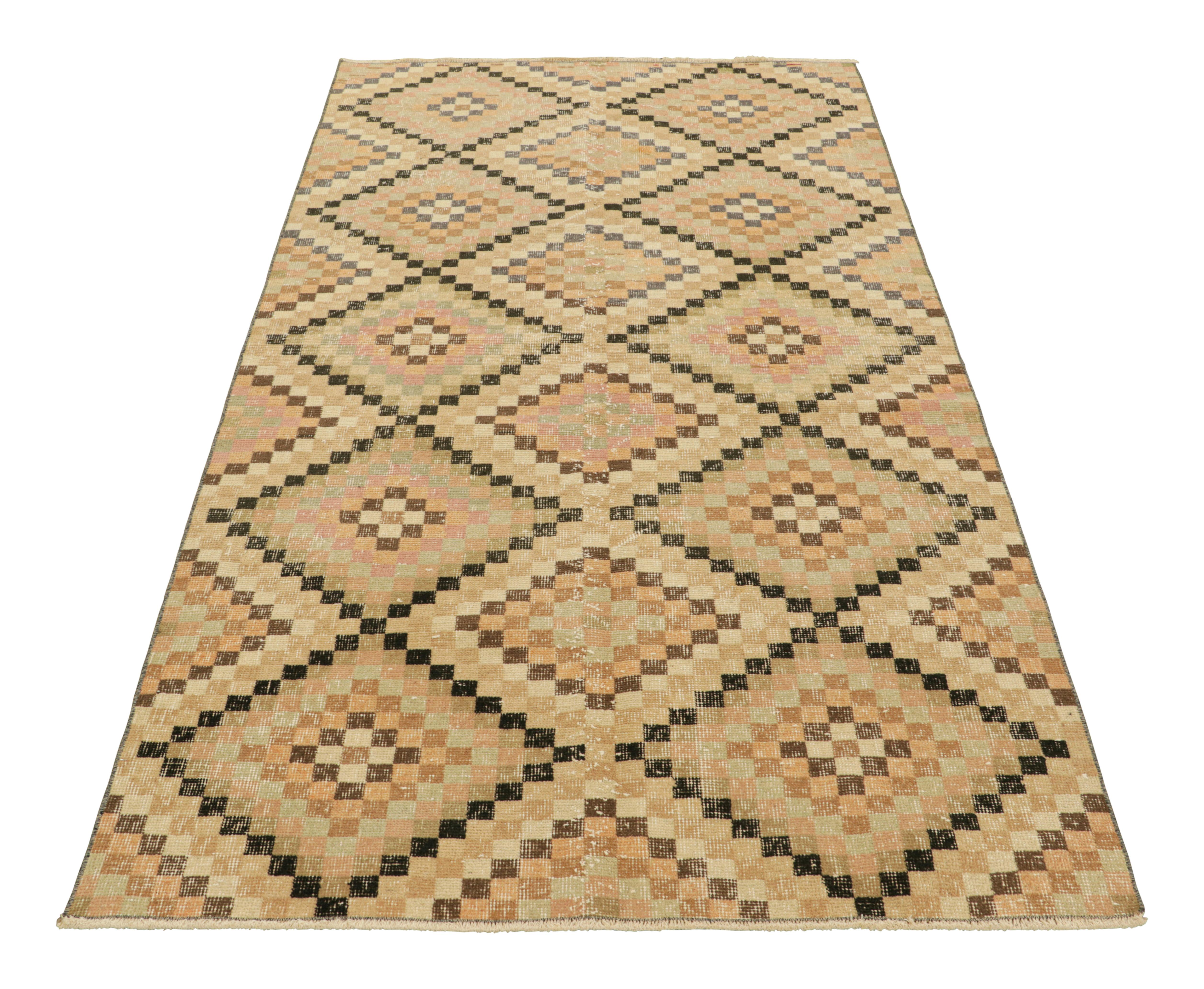 Tappeto Zeki Müren d'epoca con motivi a diamante policromi, da Rug & Kilim In condizioni buone in vendita a Long Island City, NY