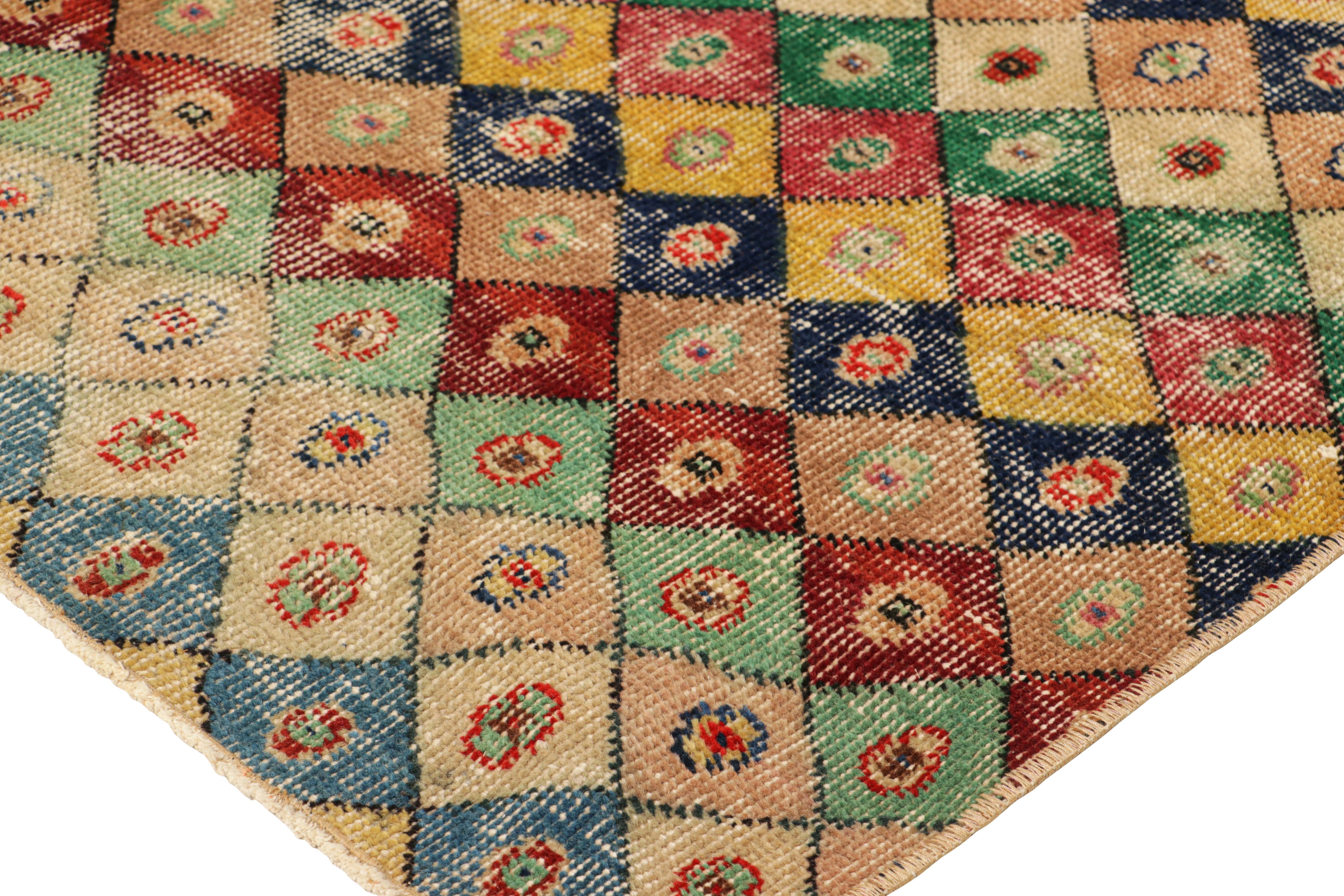 Metà XX secolo Tappeto Zeki Müren d'epoca con motivi a diamante policromi, da Rug & Kilim in vendita