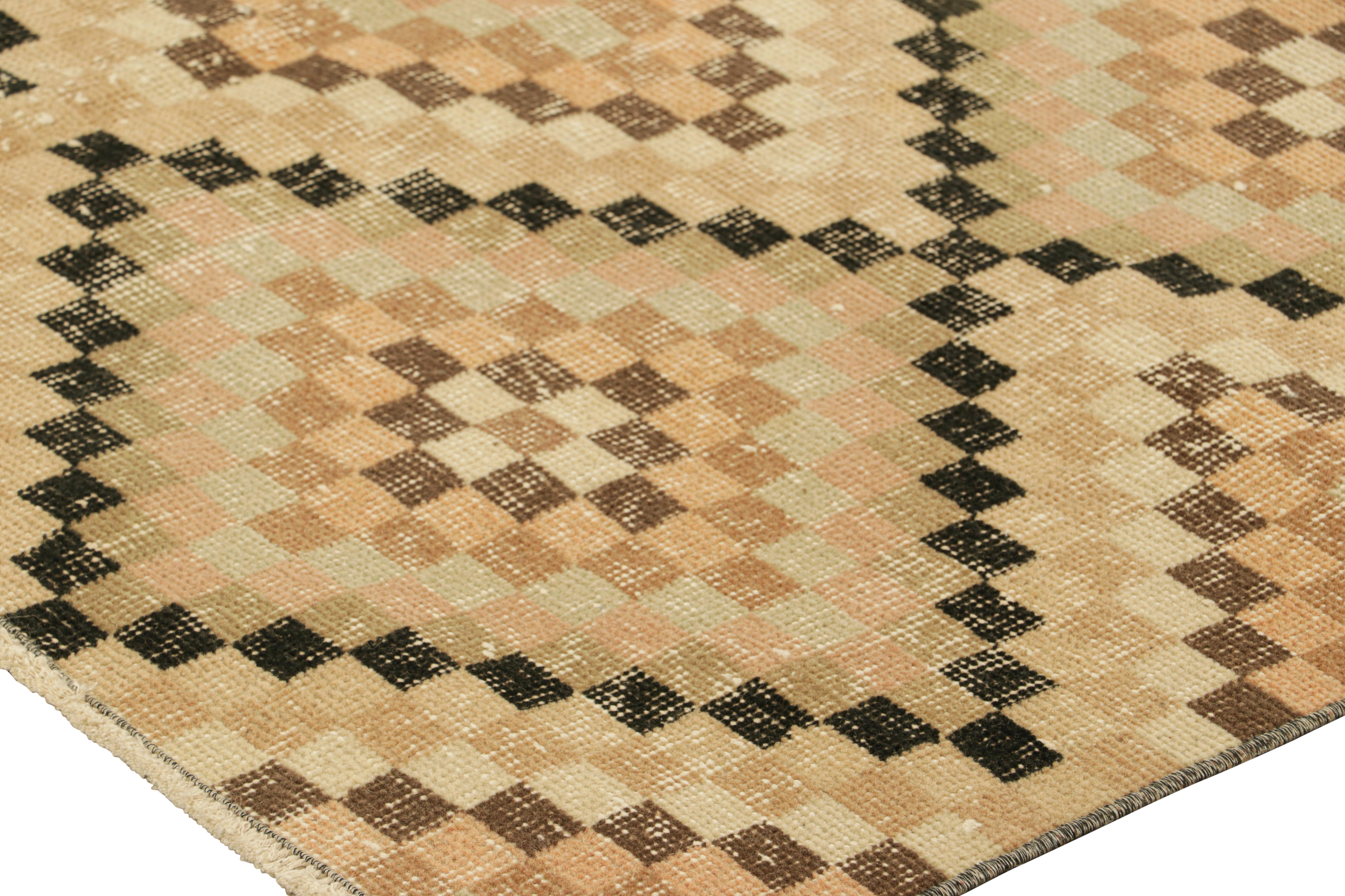 Metà XX secolo Tappeto Zeki Müren d'epoca con motivi a diamante policromi, da Rug & Kilim in vendita