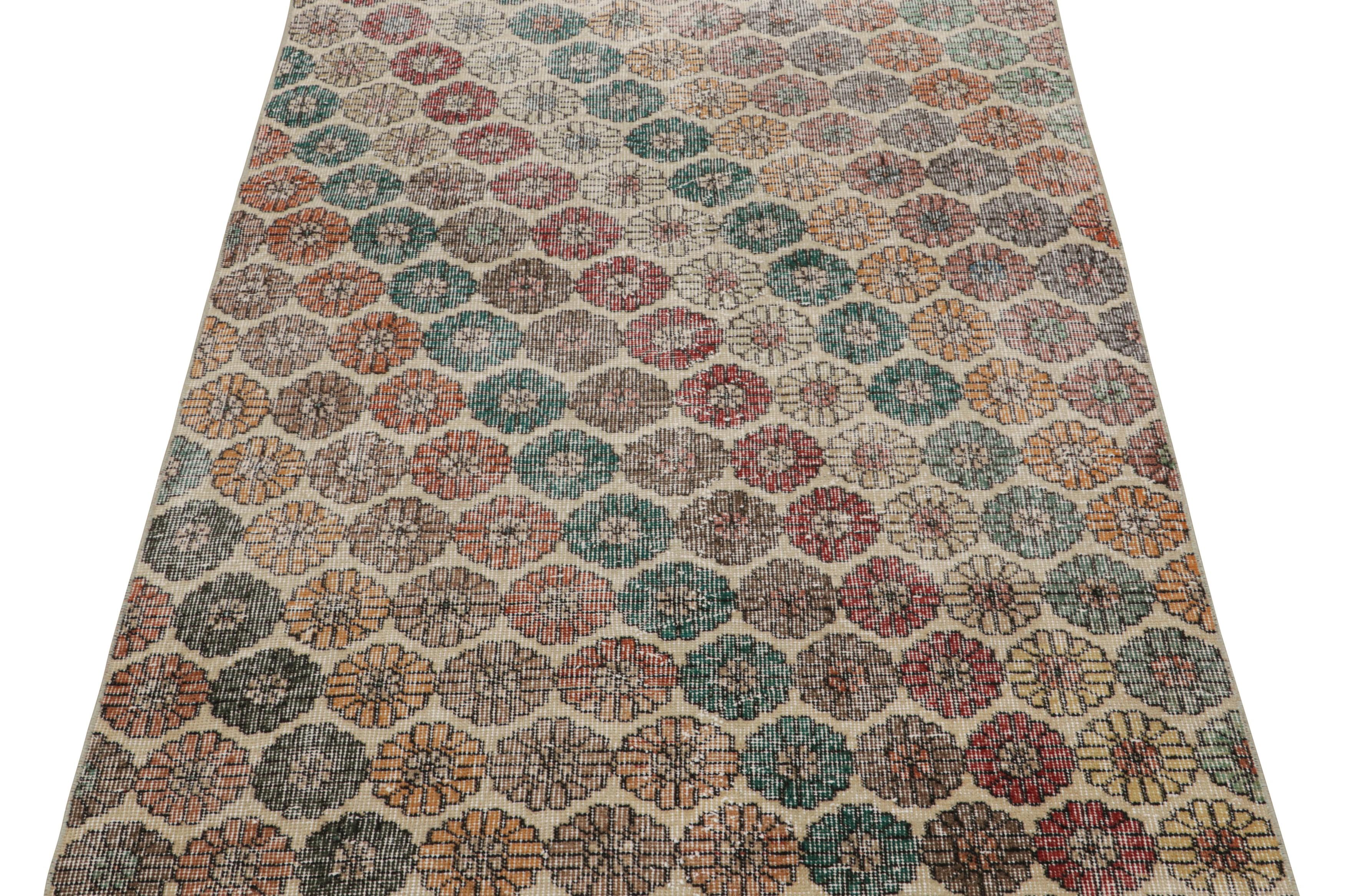 Vintage Zeki Müren Teppich mit polychromem Blumenmuster, von Rug & Kilim (Türkisch) im Angebot