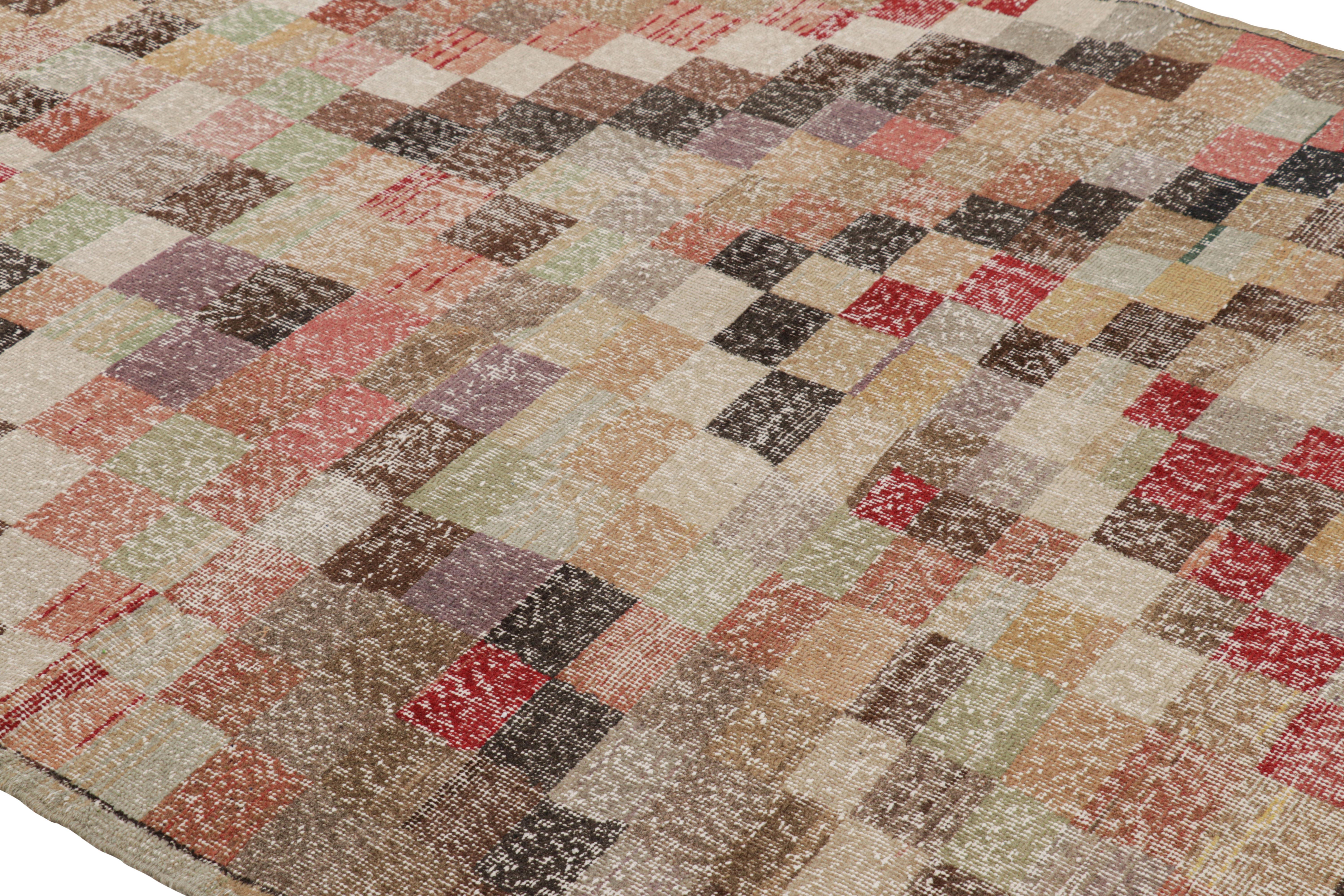 Dieser 6x10 große, handgeknüpfte Wollteppich aus der Türkei (ca. 1960-1970) von Zeki Müren ist eine einzigartige Ergänzung der Rug & Kilim Collection'S. Er zeichnet sich durch eine breite Palette an Farben und geometrischen Mustern auf dem Feld