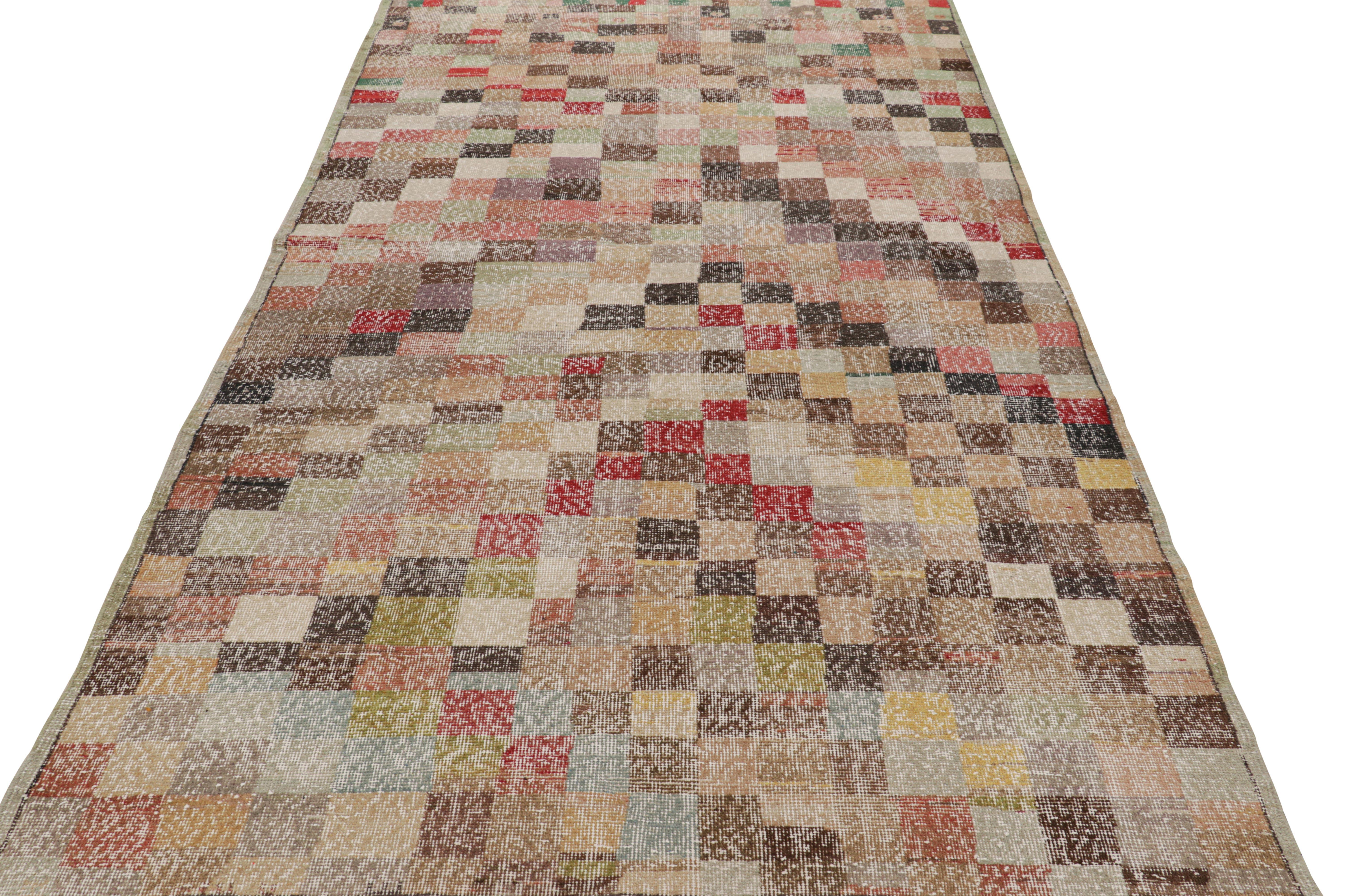 Vintage Zeki Müren Teppich mit polychromen geometrischen Mustern von Rug & Kilim (Türkisch) im Angebot