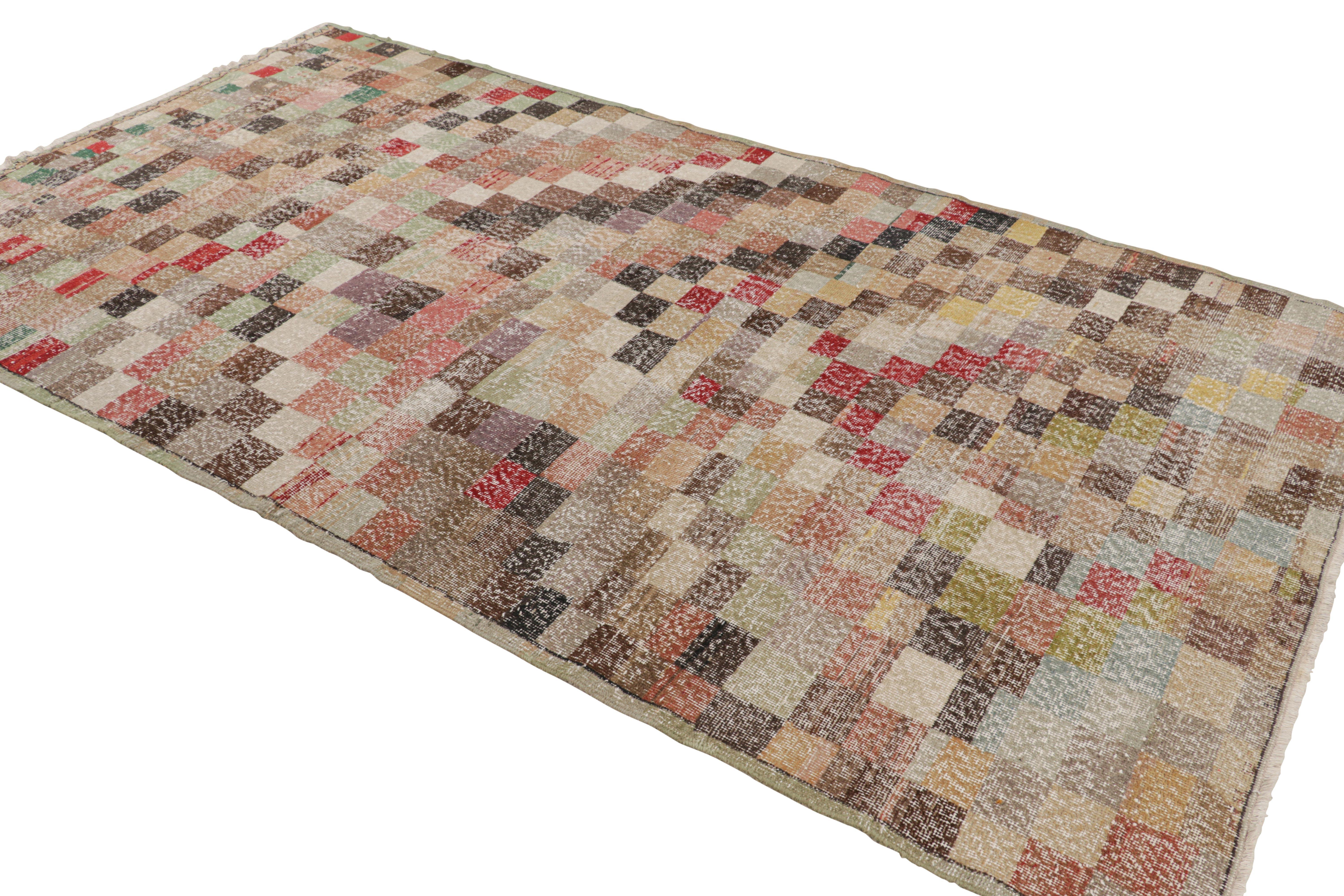 Vintage Zeki Müren Teppich mit polychromen geometrischen Mustern von Rug & Kilim (Handgeknüpft) im Angebot