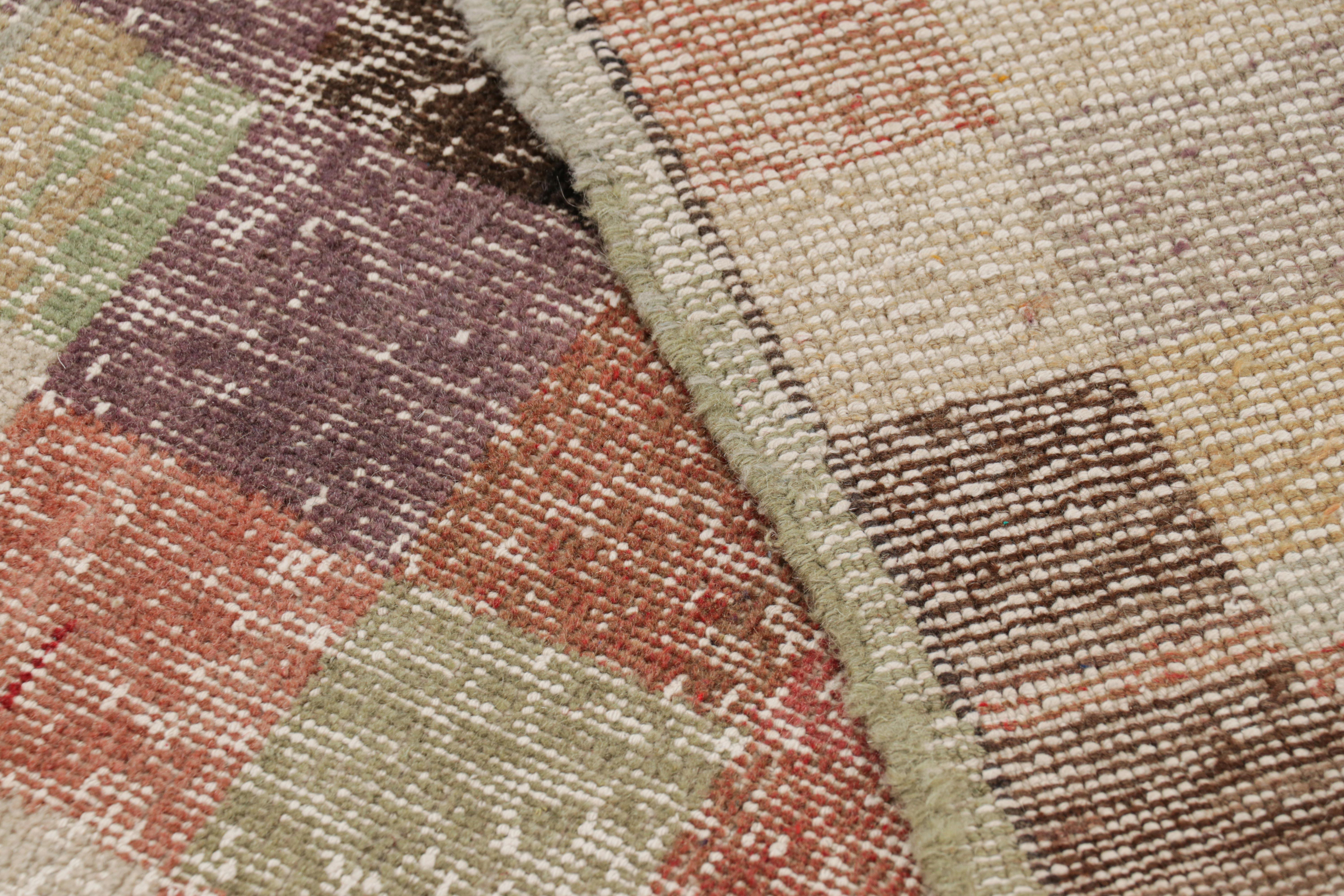 Vintage Zeki Müren Teppich mit polychromen geometrischen Mustern von Rug & Kilim (Mitte des 20. Jahrhunderts) im Angebot