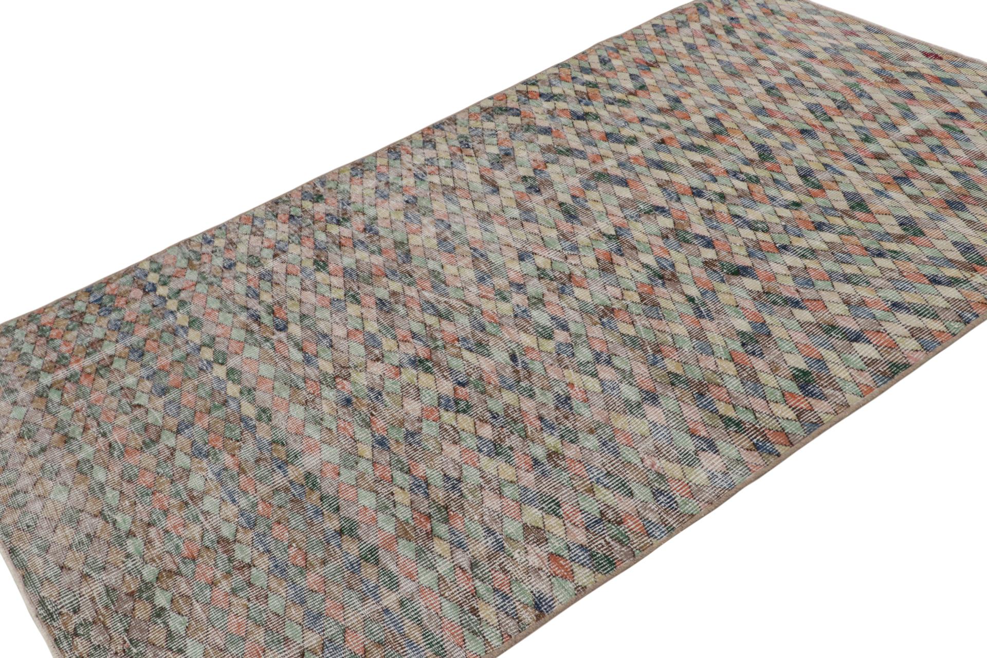 Dieser Vintage-Teppich 4x8 ist ein Neuzugang in der Mid-Century Pasha Collection'S von Rug & Kilim. Diese Linie ist ein Gedenken, mit seltenen Kurationen, die unserer Meinung nach von dem multidisziplinären türkischen Designer Zeki Müren