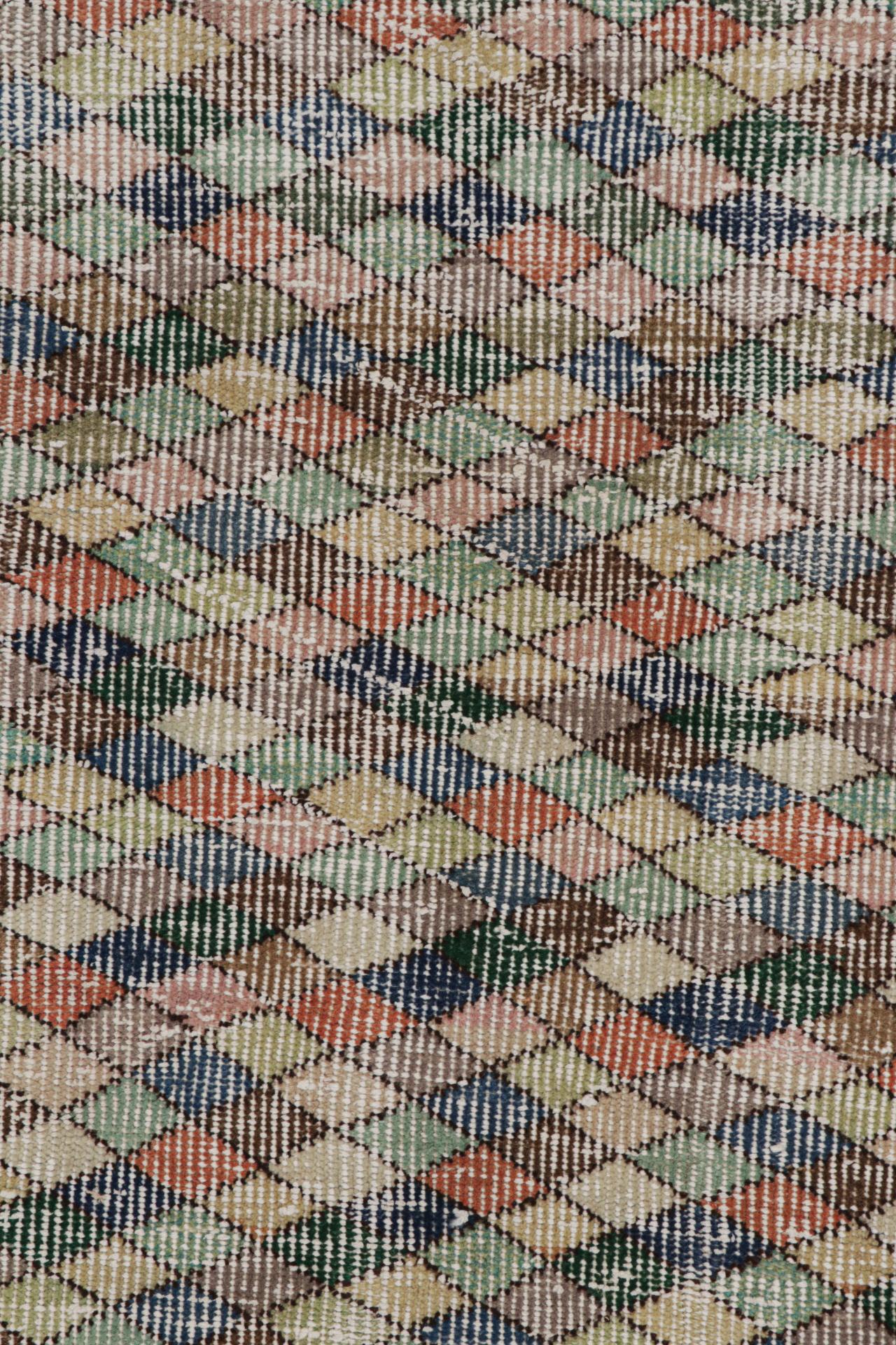 Zeki-Wandteppich mit polychromen, geometrischen Mustern von Rug & Kilim, Vintage (Mitte des 20. Jahrhunderts) im Angebot