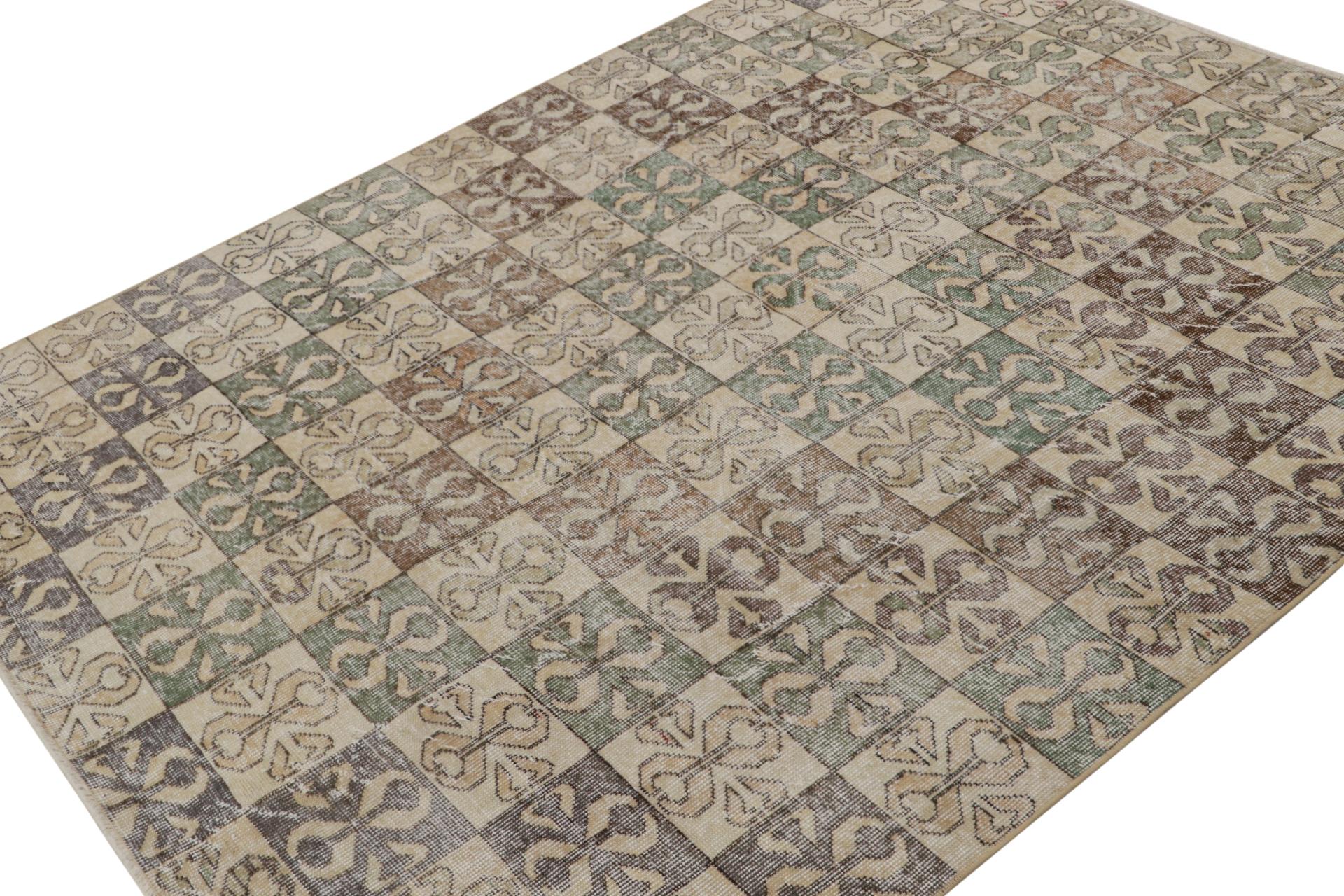 Questo tappeto vintage 6x8, annodato a mano in lana, del 1960-1970 circa, è una nuova aggiunta alla Rug & Kilim Collection. Questa linea è una commemorazione, con rare curatele che crediamo provengano dall'artista turco Zeki Müren. 

Sul design:
