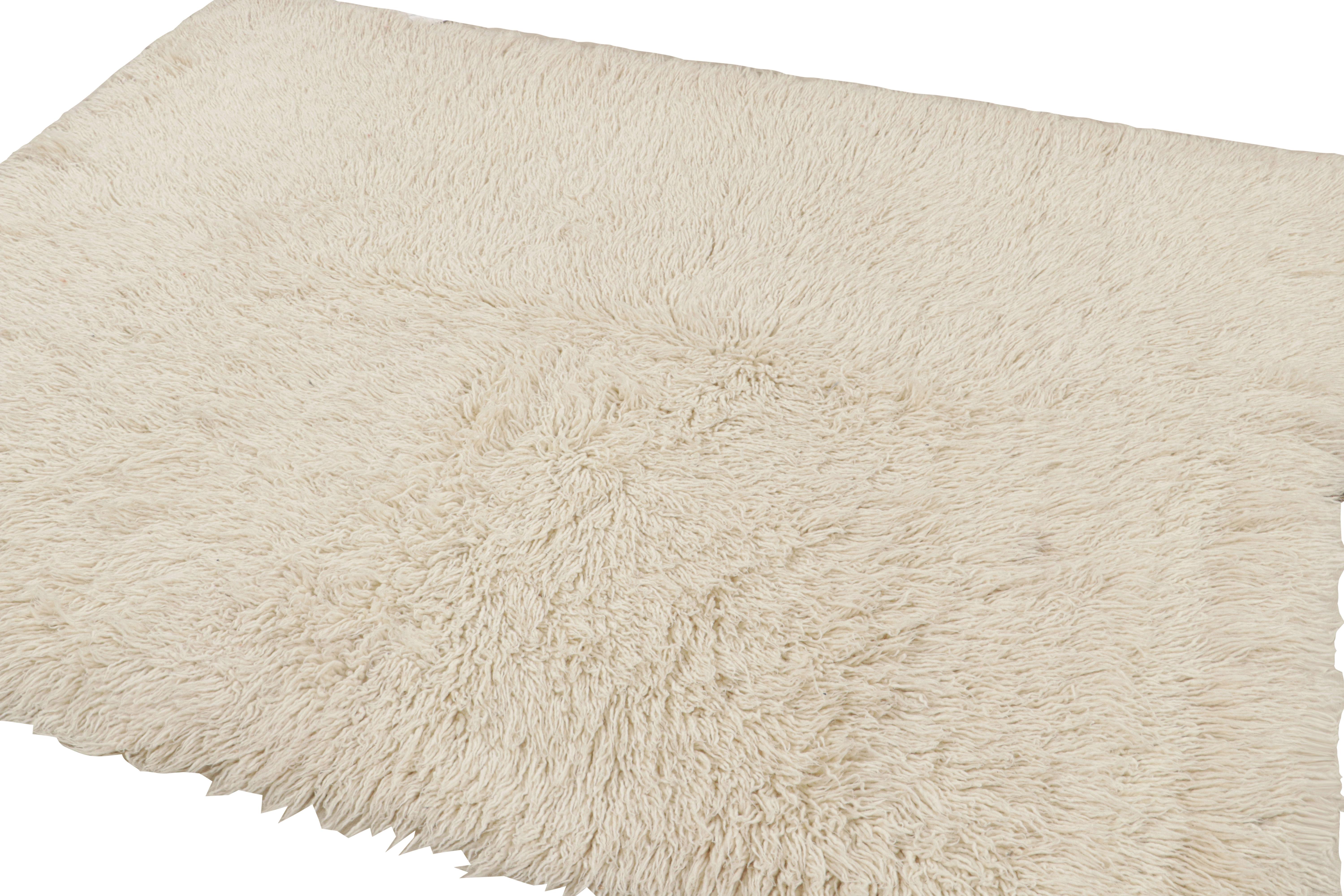 Noué à la main en laine, un tapis Tulu 6x7 vintage de Turquie circa 1950-1960 - le dernier à rejoindre les sélections vintage de Rug & Kilim.

Sur le Design :

Cette pièce luxueuse présente des tons blanc cassé et beige dans un velours haut et