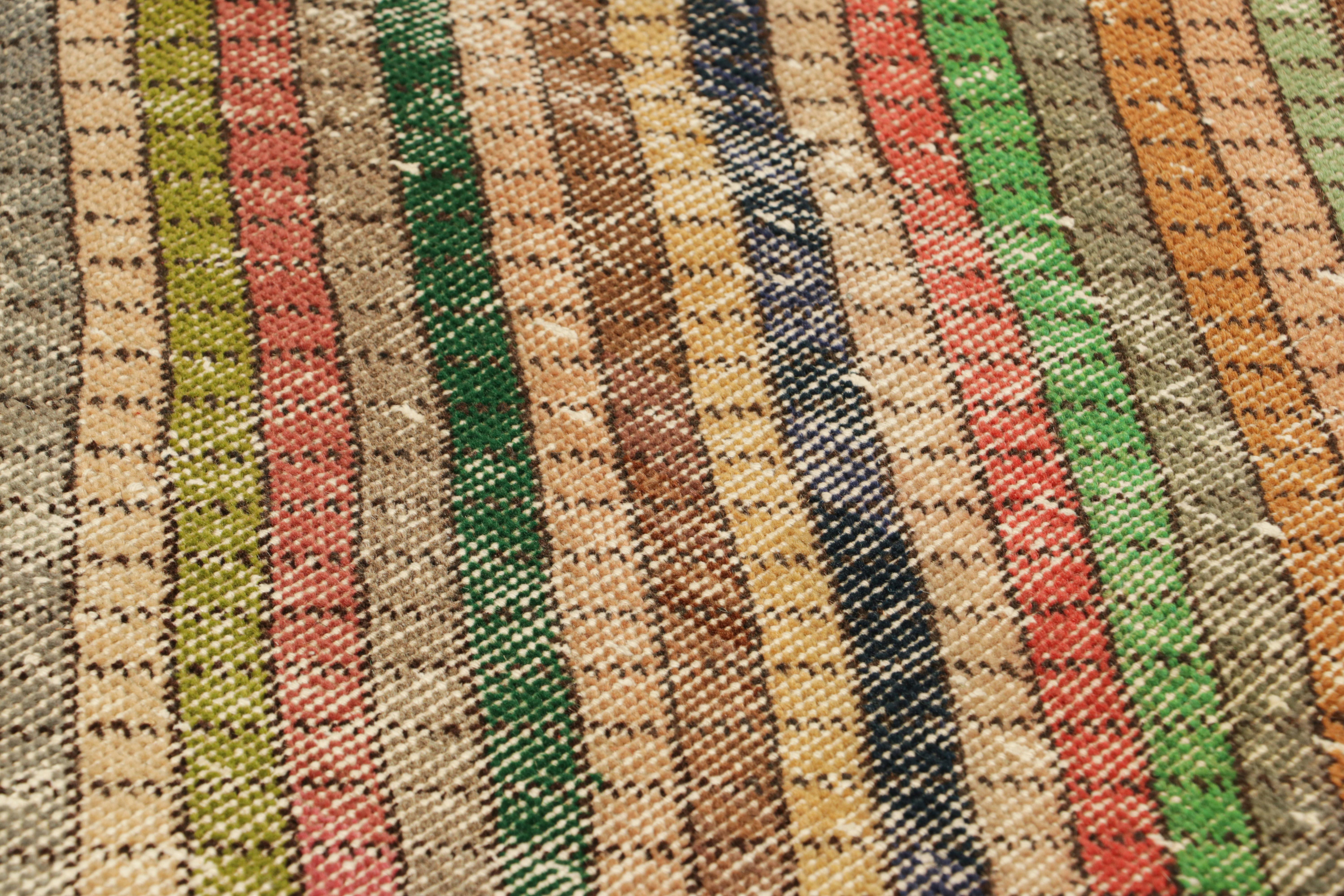 Dieser handgeknüpfte Wollteppich aus der Türkei (ca. 1960-1970) ist eine einzigartige Ergänzung der Rug & Kilim Collection'S. Er besticht durch seine breite Palette an Farben und geometrischen Mustern auf dem Feld. 

Über das Design: 

Bewunderer