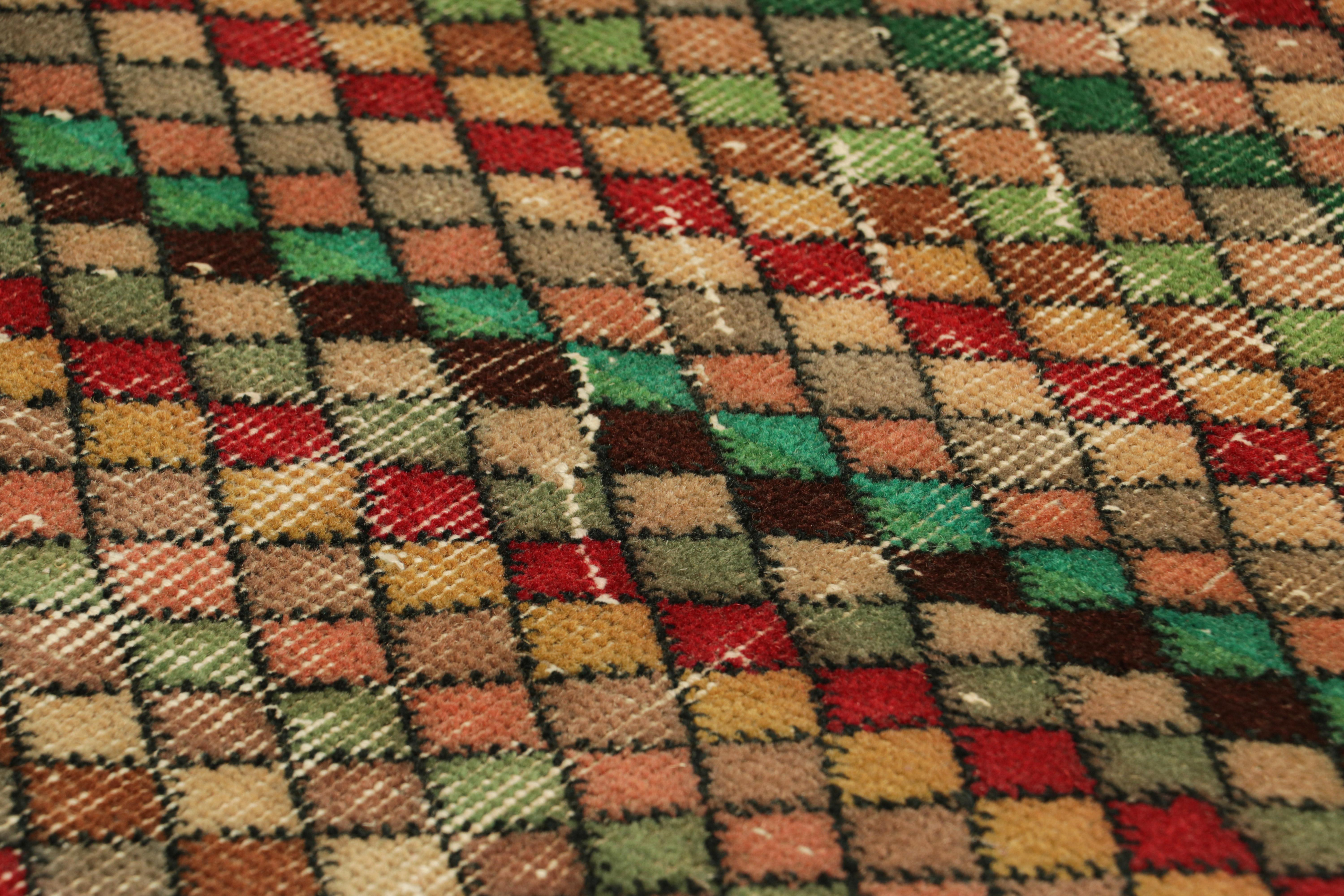 Annodato a mano in lana e proveniente dalla Turchia intorno al 1960-1970, questo tappeto vintage Zeki Müren 3x4 è un'aggiunta unica alla Rug & Kilim Collection per la sua ampia gamma di colori e motivi geometrici su tutto il campo. 

Sul design: