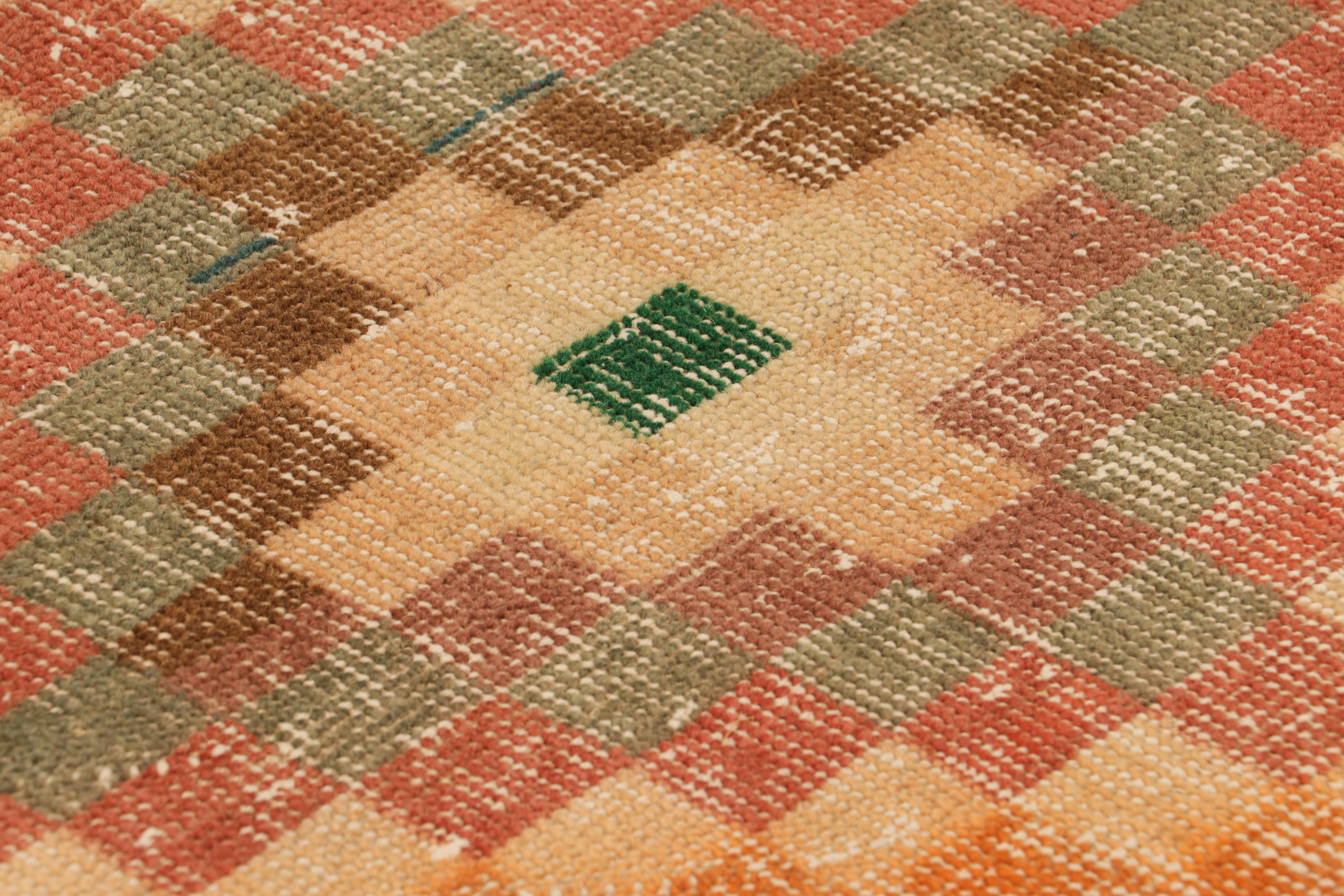 Dieser handgeknüpfte Wollteppich aus der Türkei (ca. 1960 - 1970) ist eine einzigartige Ergänzung der Rug & Kilim Collection'S. Er besticht durch seine breite Farbpalette und die geometrischen Muster auf dem gesamten Feld. 

Über das Design: