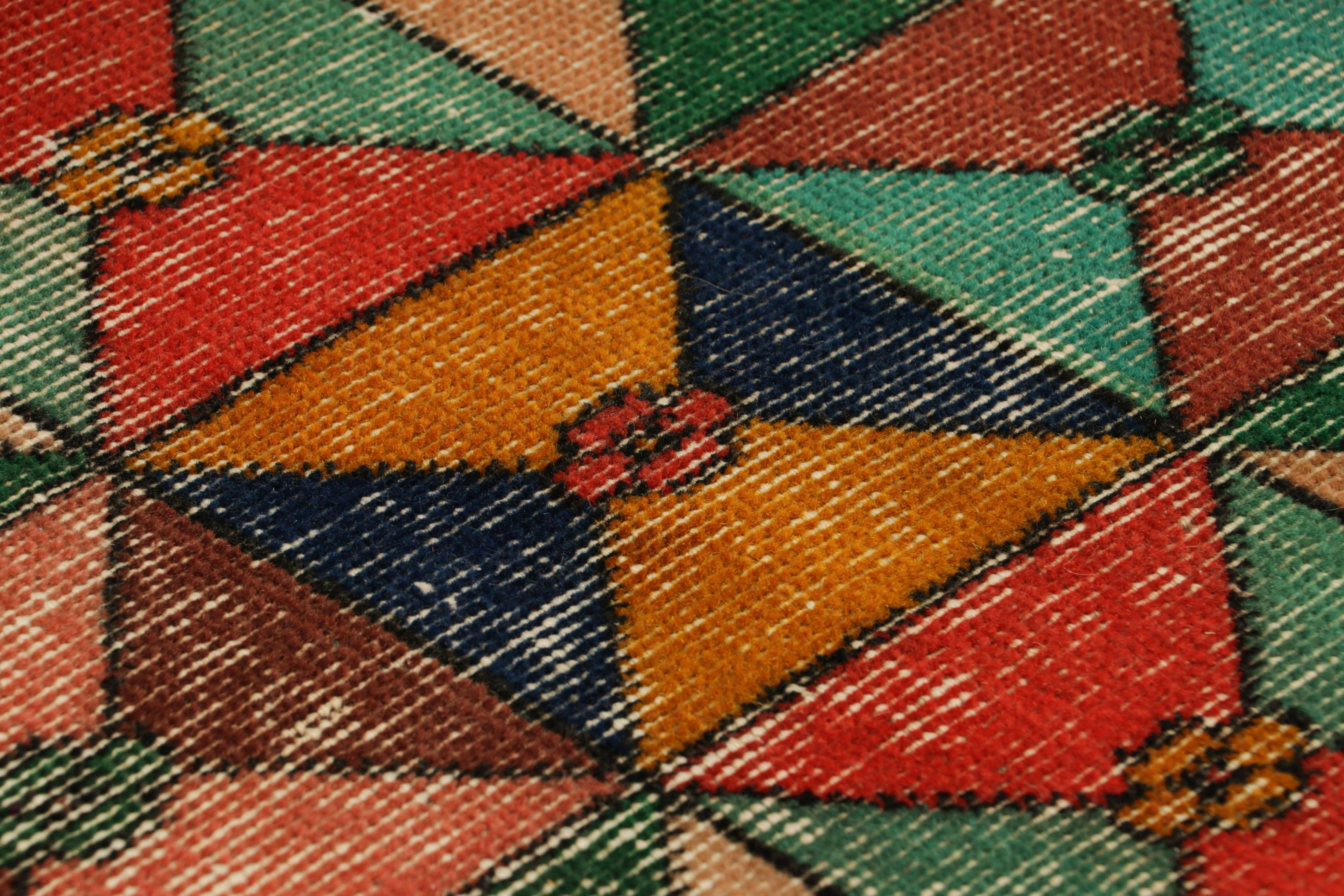 Dieser handgeknüpfte Wollteppich aus der Türkei (ca. 1960-1970) ist eine einzigartige Ergänzung der Rug & Kilim Collection'S. Er besticht durch seine breite Farbpalette und die geometrischen Muster auf dem Feld. 

Über das Design: 

Bewunderer des