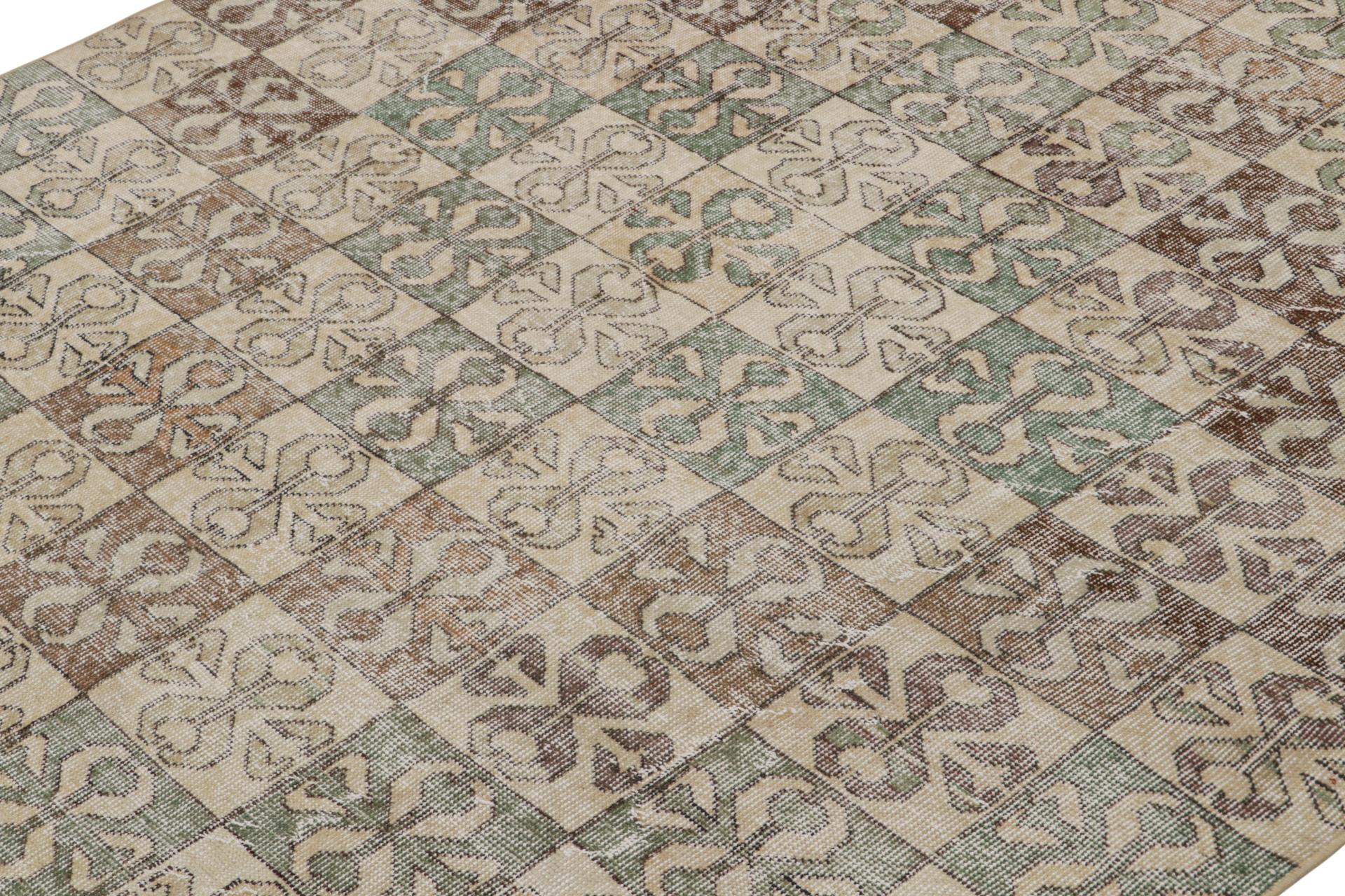 Annodato a mano Tappeto vintage Zeki Müren, con motivi geometrici policromatici, da Rug & Kilim in vendita