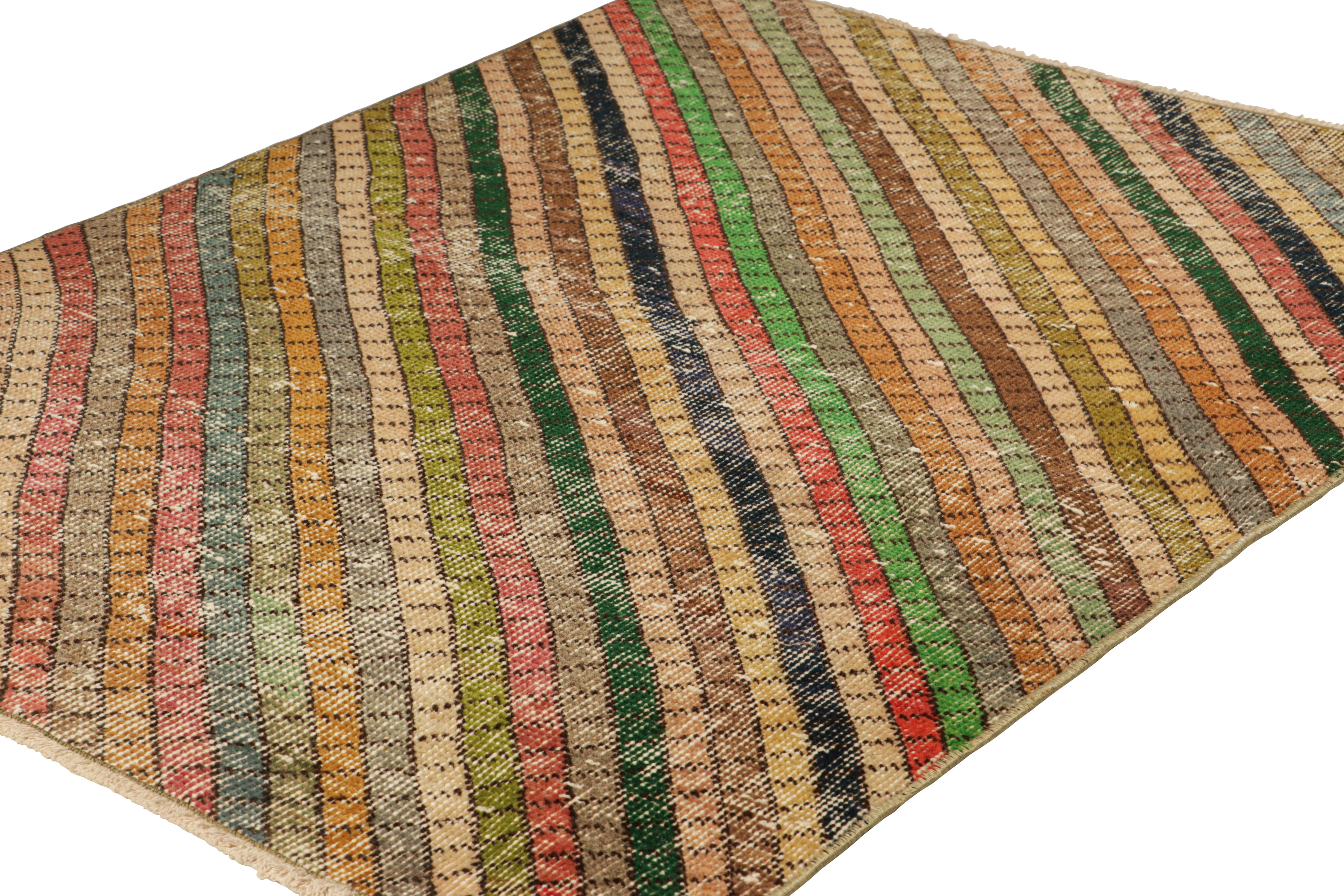 Vintage Zeki Müren Teppich mit polychromen geometrischen Mustern, von Rug & Kilim (Handgeknüpft) im Angebot
