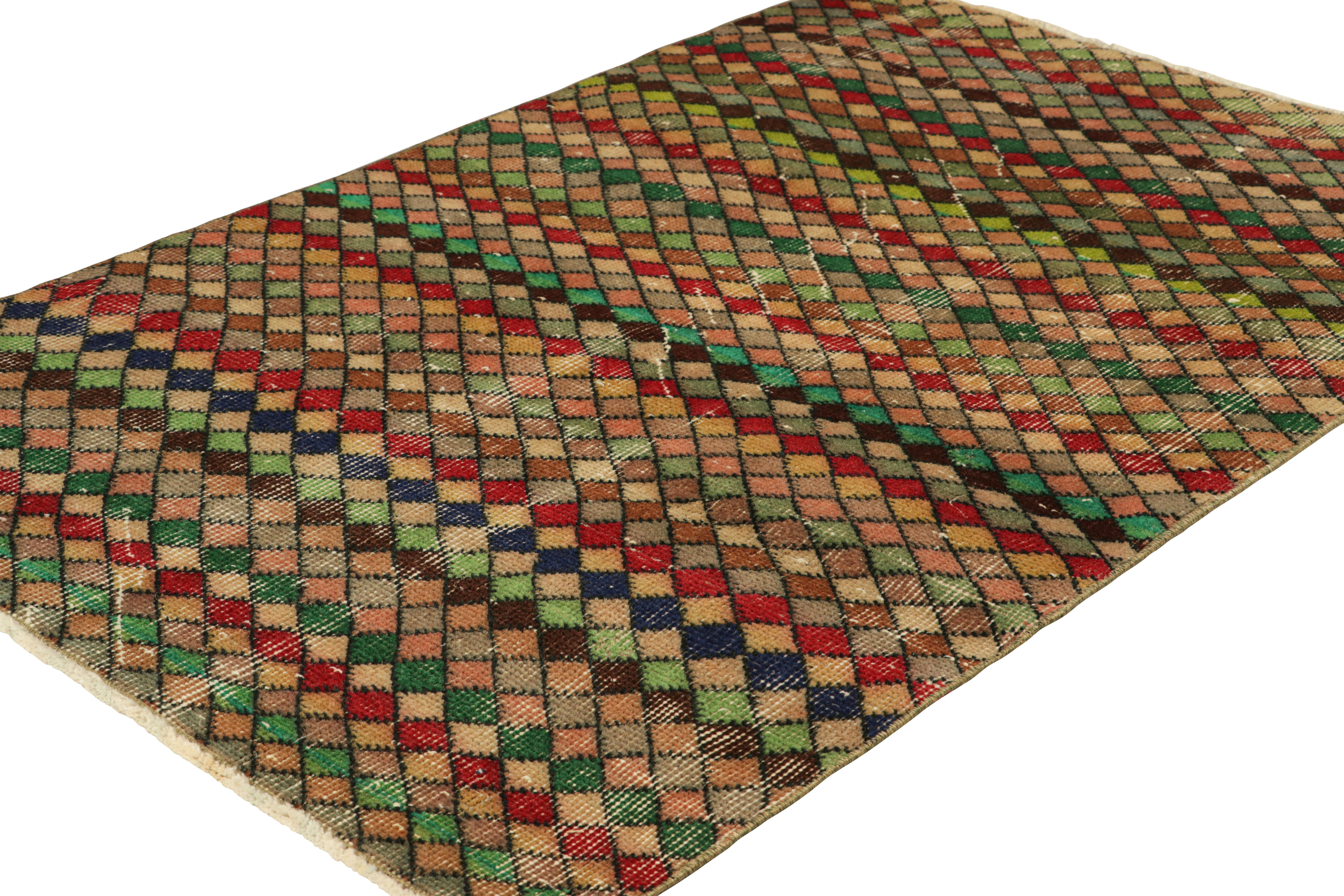 Annodato a mano Tappeto vintage Zeki Müren con motivi geometrici policromatici, da Rug & Kilim in vendita