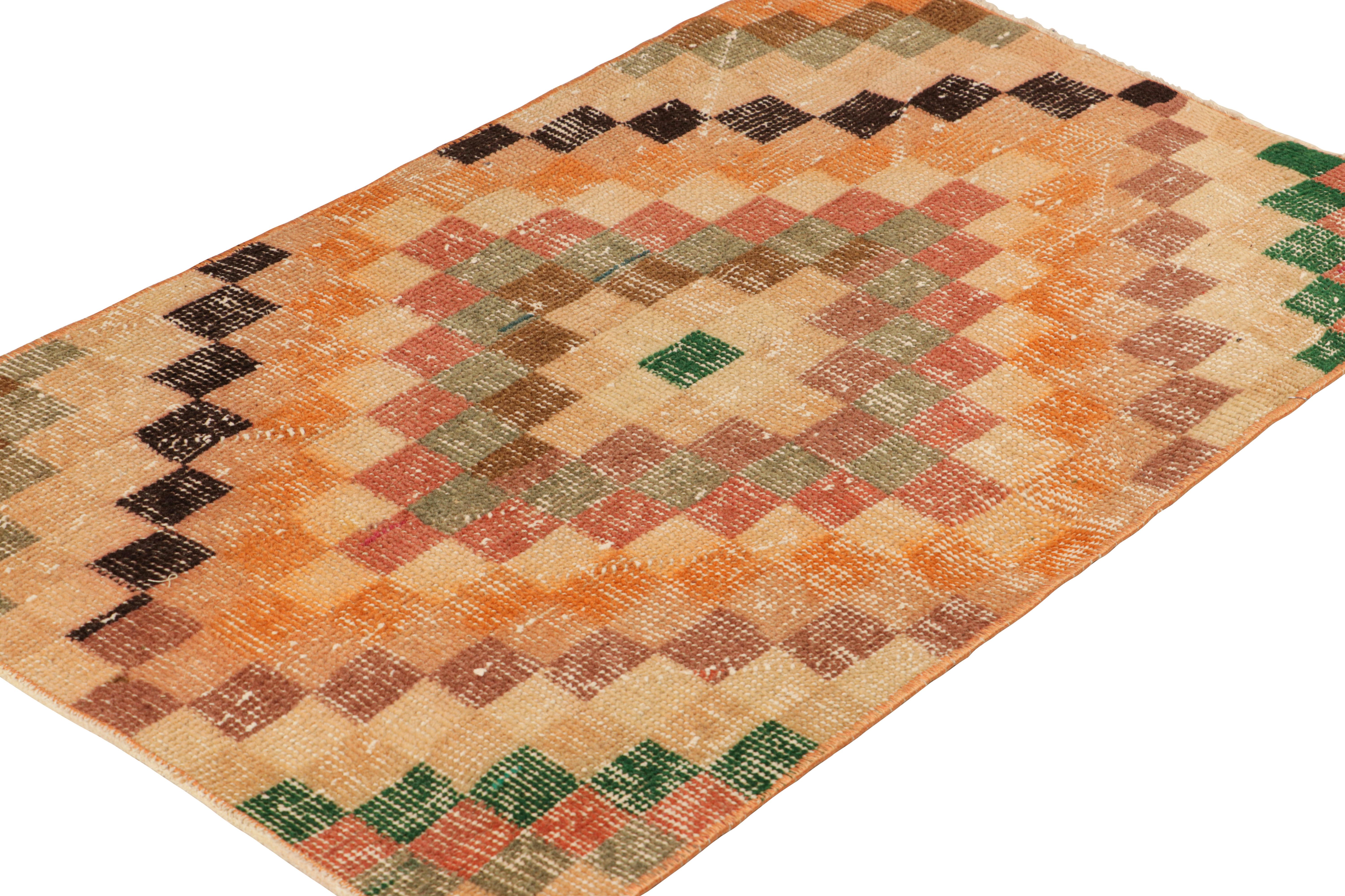 Vintage Zeki Müren Teppich mit polychromen geometrischen Mustern, von Rug & Kilim (Handgeknüpft) im Angebot