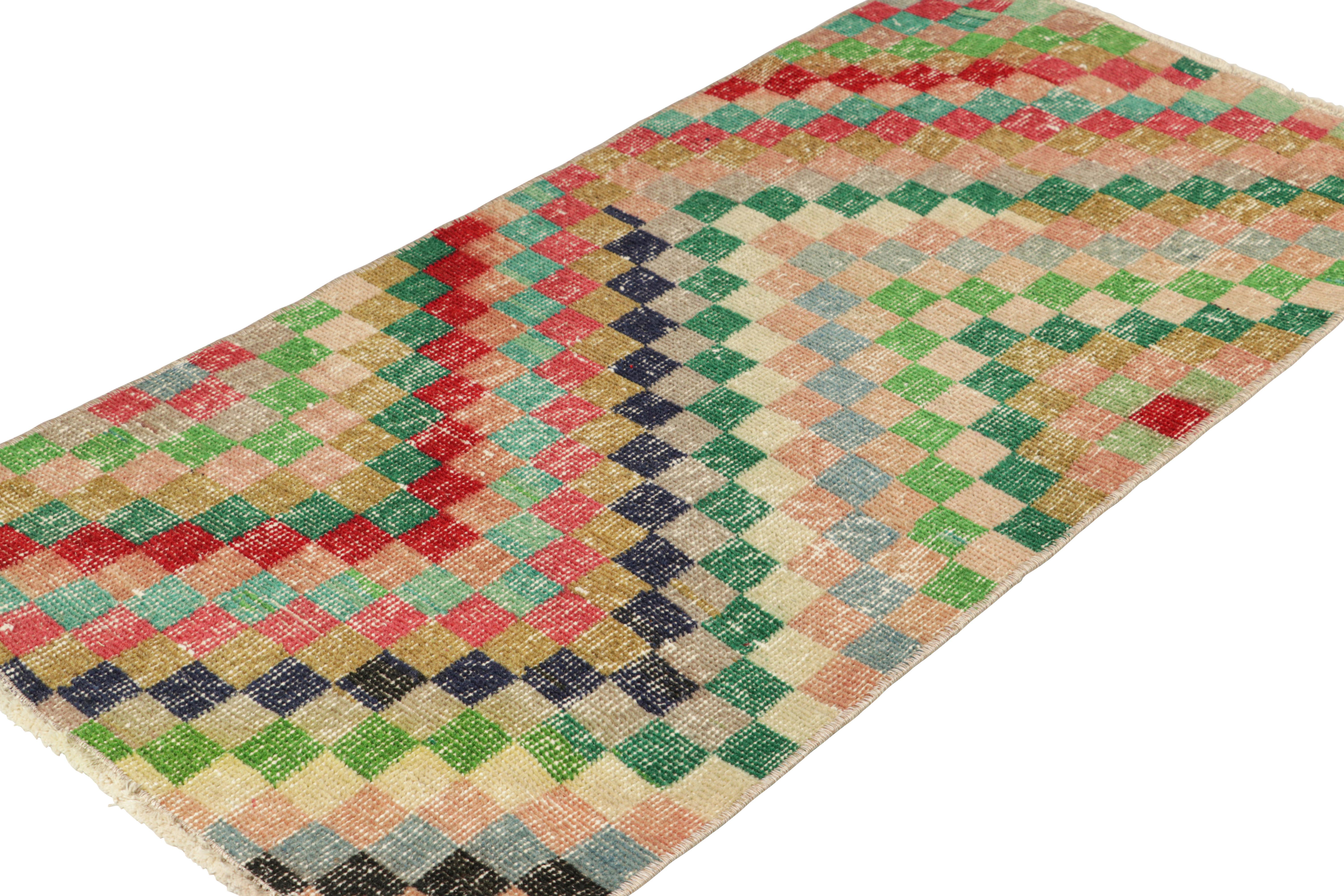 Vintage Zeki Müren Teppich mit polychromen geometrischen Mustern, von Rug & Kilim (Handgeknüpft) im Angebot