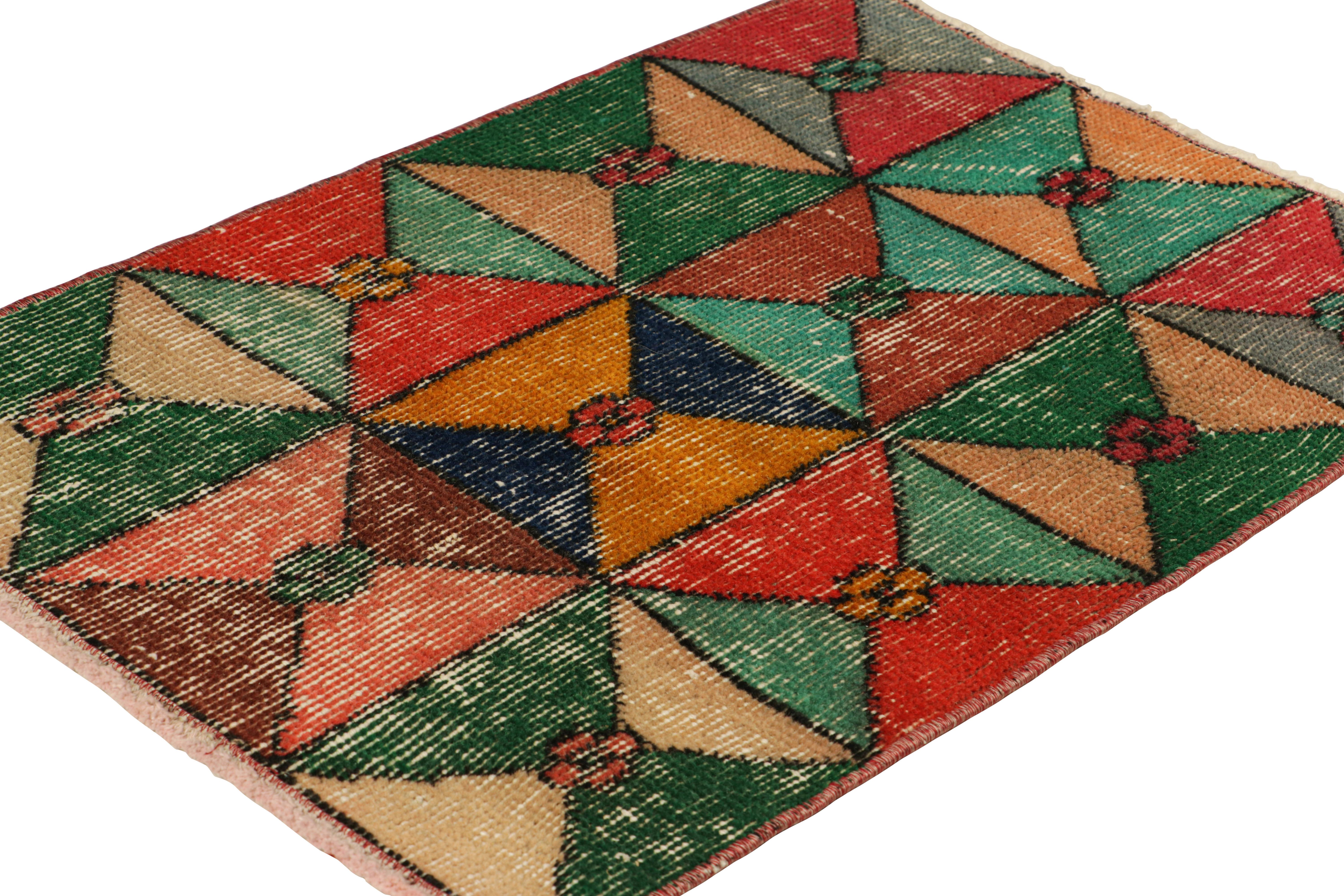 Vintage Zeki Müren Teppich mit polychromen geometrischen Mustern, von Rug & Kilim (Handgeknüpft) im Angebot
