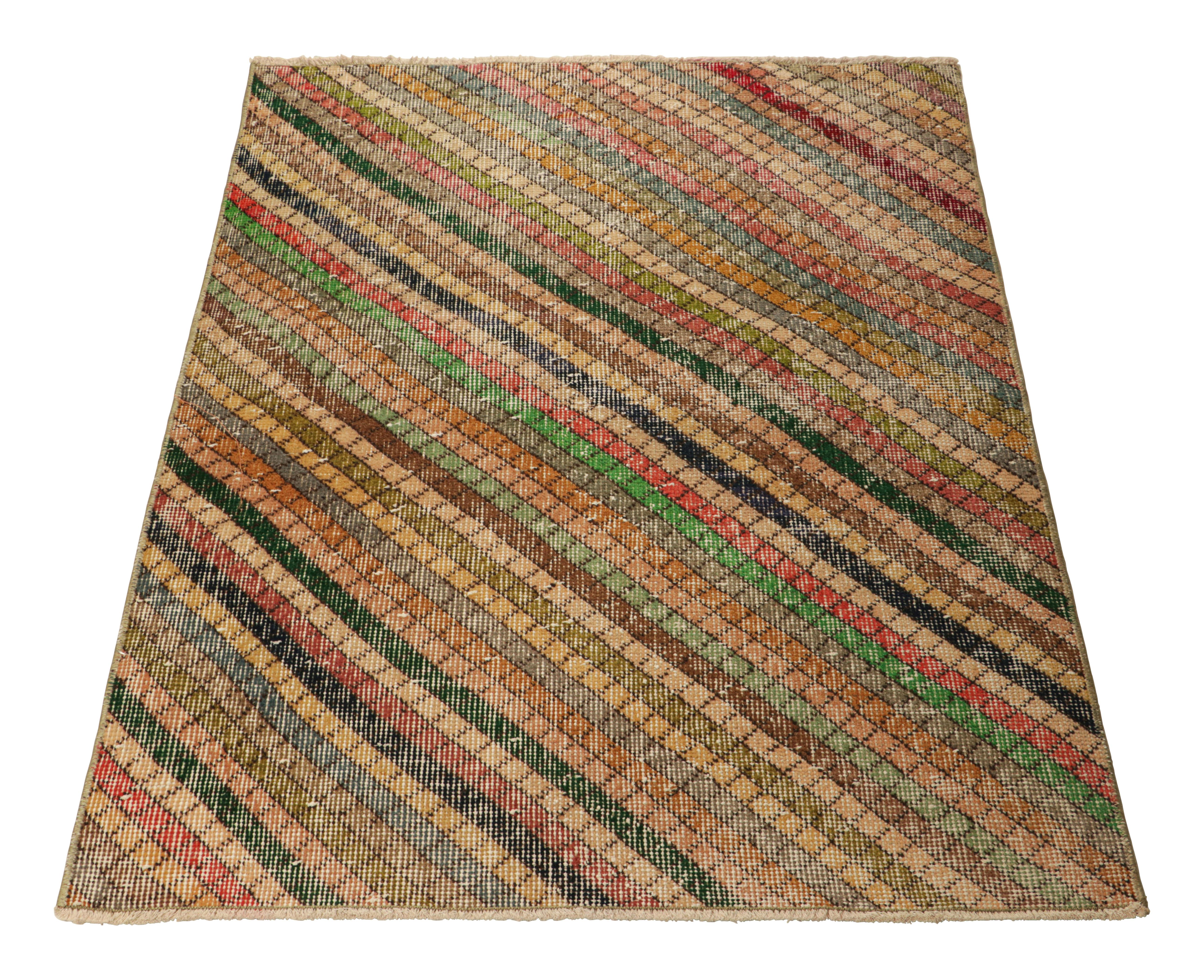 Vintage Zeki Müren Teppich mit polychromen geometrischen Mustern, von Rug & Kilim im Zustand „Gut“ im Angebot in Long Island City, NY