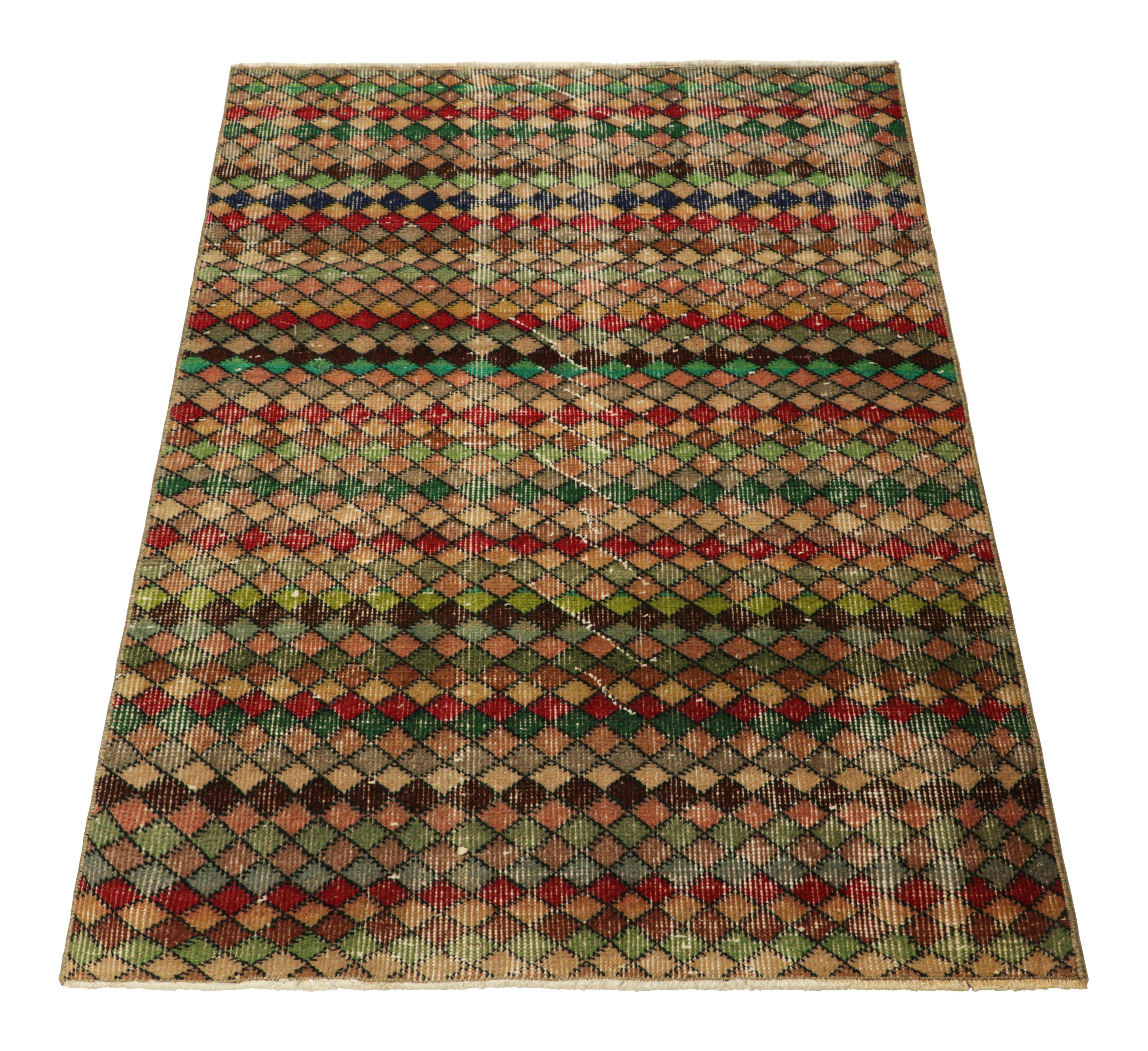 Tappeto vintage Zeki Müren con motivi geometrici policromatici, da Rug & Kilim In condizioni buone in vendita a Long Island City, NY