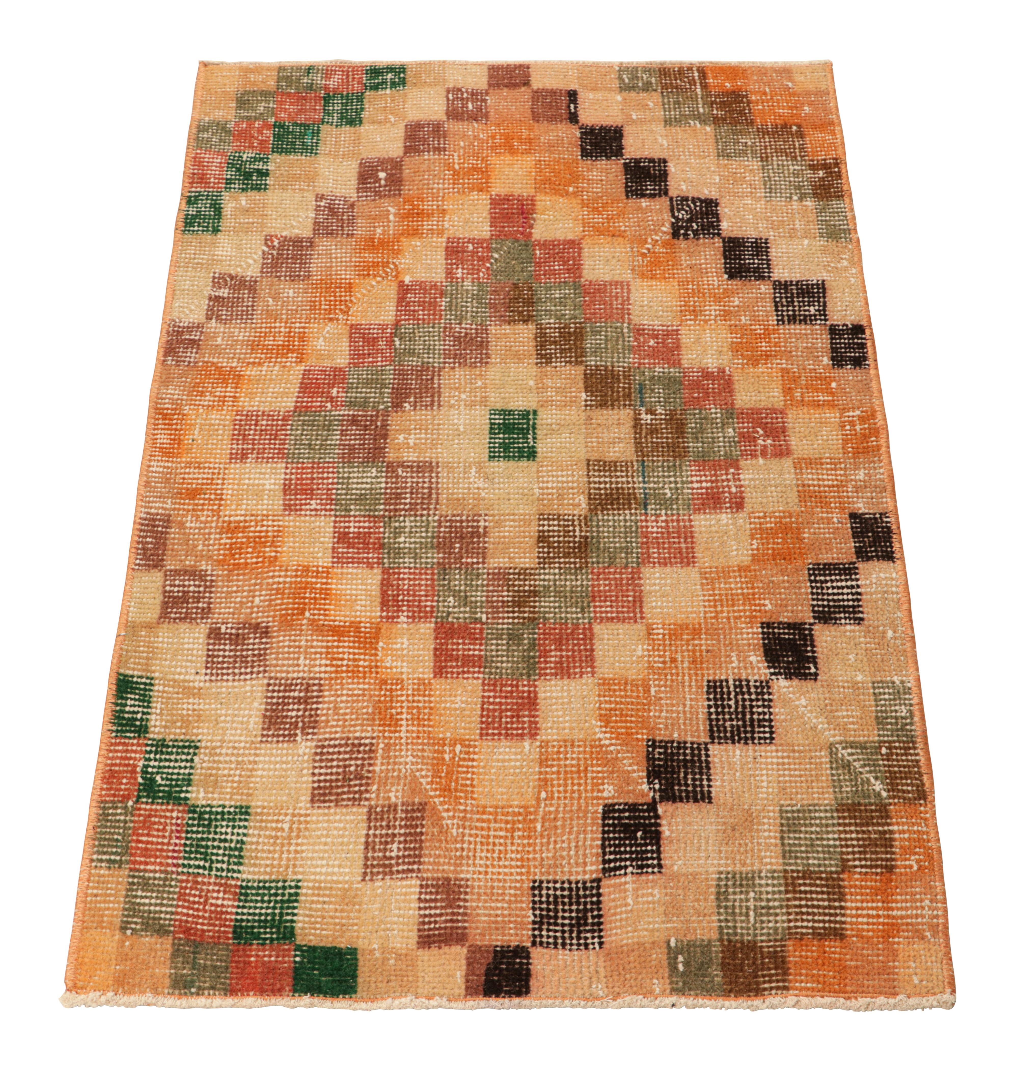 Vintage Zeki Müren Teppich mit polychromen geometrischen Mustern, von Rug & Kilim im Zustand „Gut“ im Angebot in Long Island City, NY
