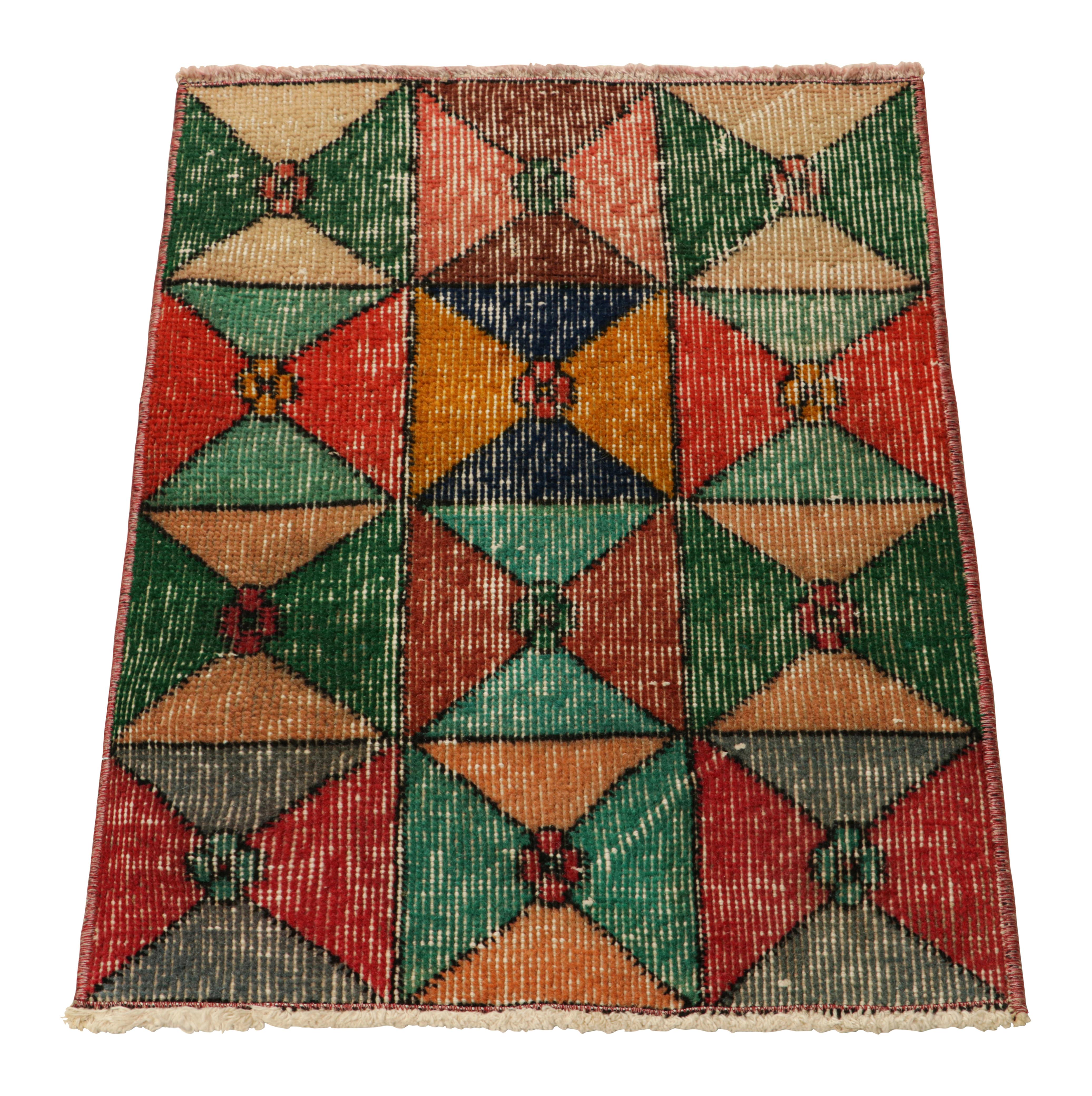 Vintage Zeki Müren Teppich mit polychromen geometrischen Mustern, von Rug & Kilim im Zustand „Gut“ im Angebot in Long Island City, NY