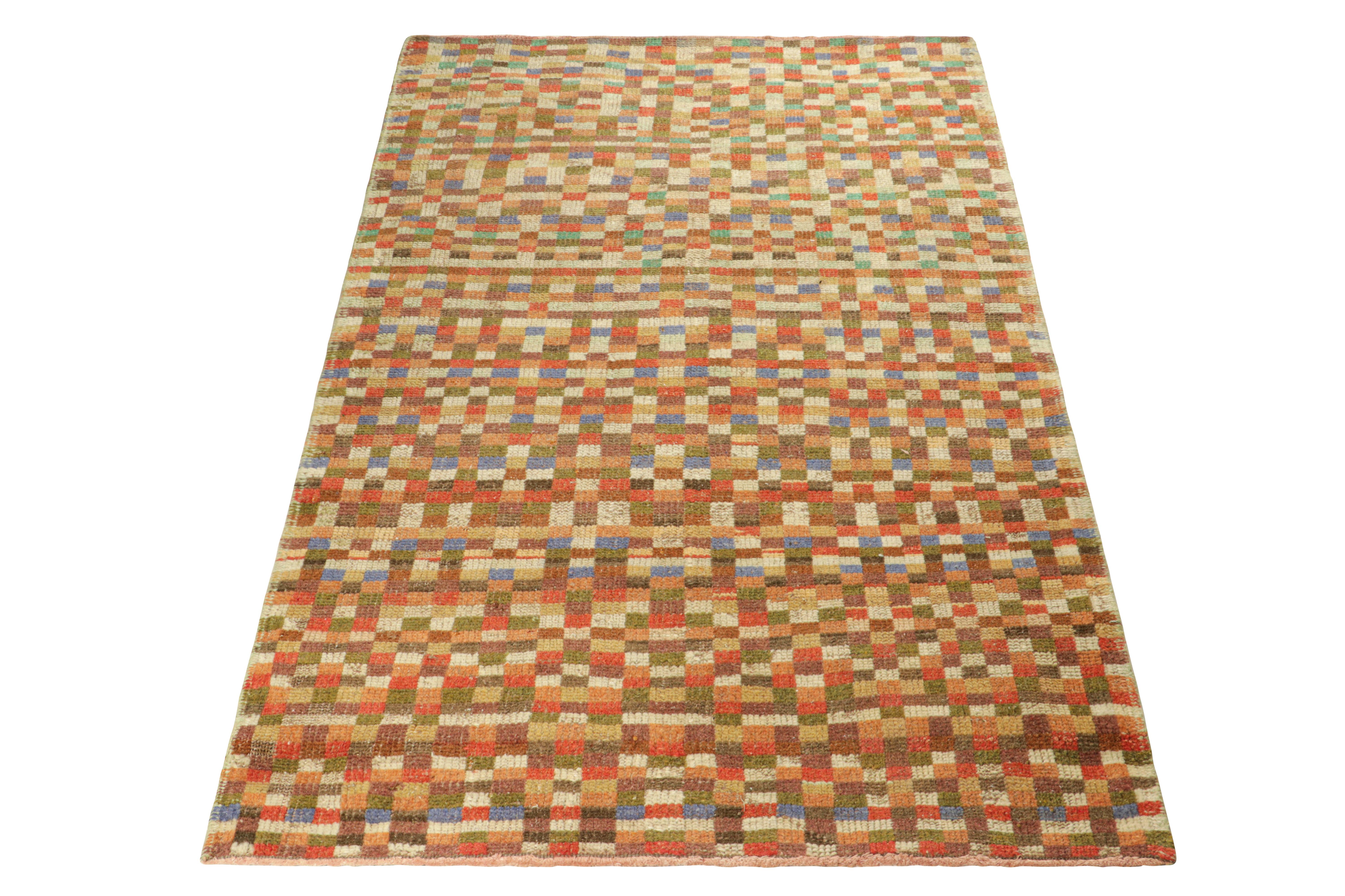 Vintage Zeki Müren Teppich mit polychromen geometrischen Mustern, von Rug & Kilim im Zustand „Gut“ im Angebot in Long Island City, NY